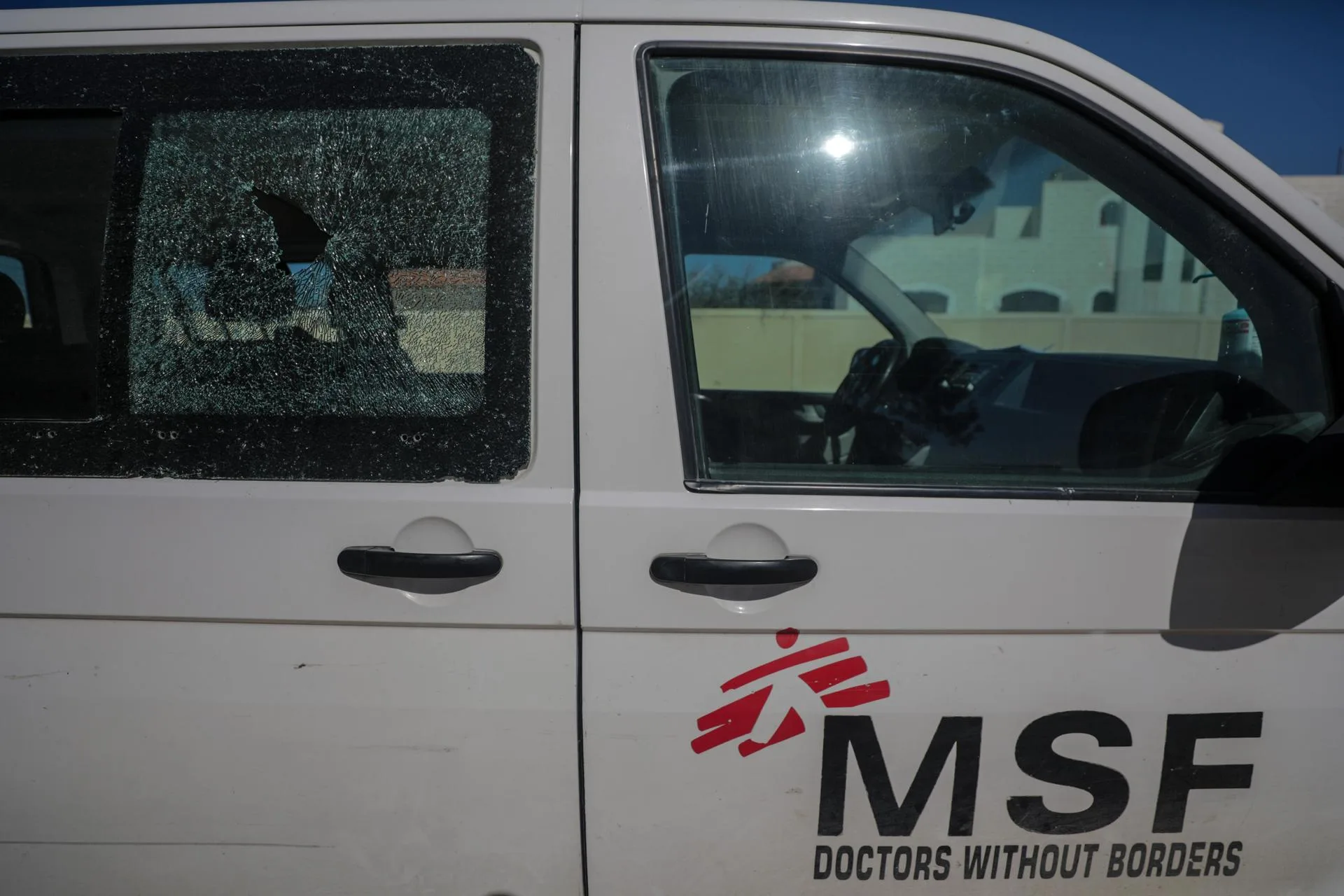 Un vehículo dañado de MSF (Médicos Sin Fronteras) en el oeste de Khan Younis, en la franja de Gaza sur, en una imagen de archivo.