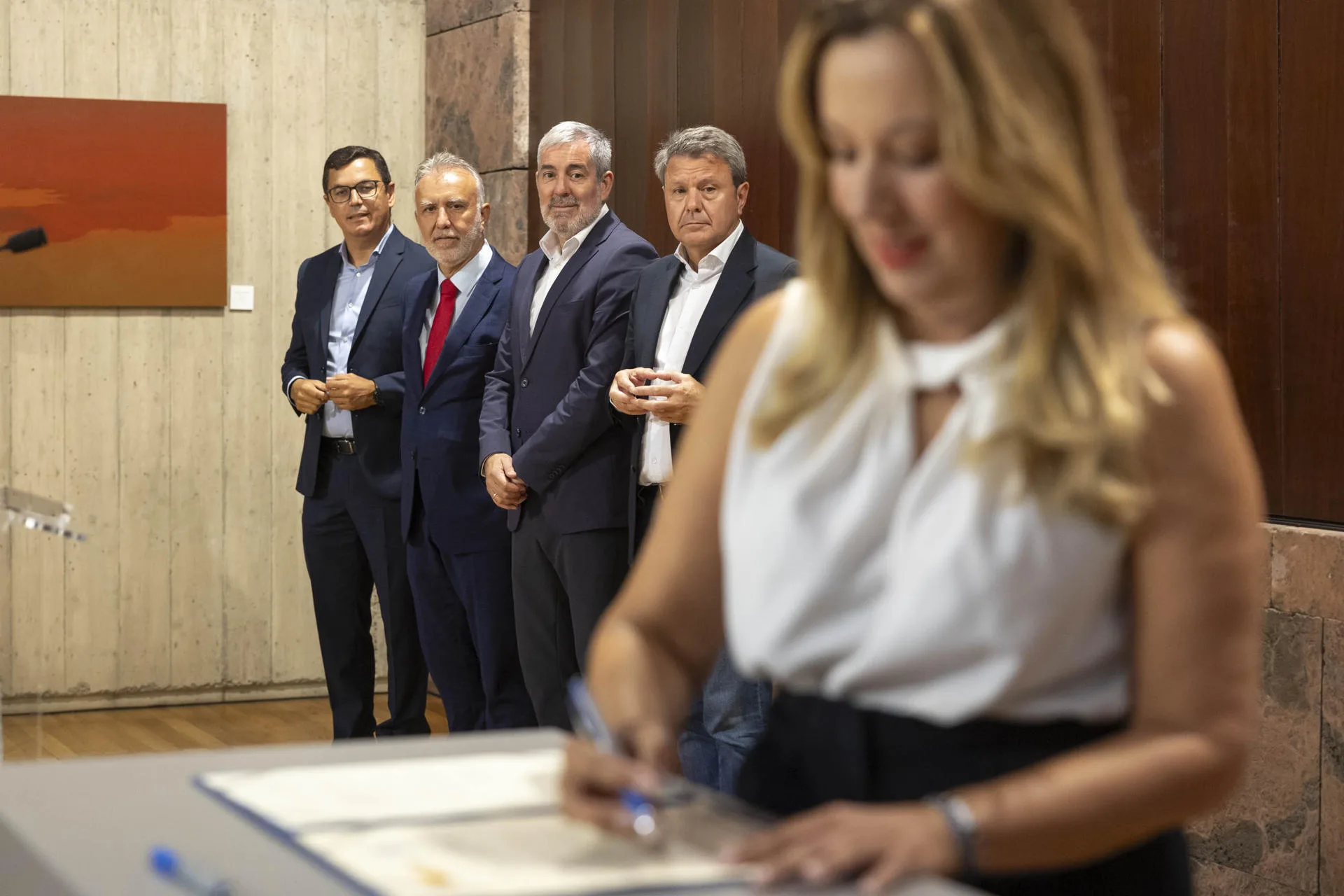 El presidente de Canarias, Fernando Clavijo, (3i) y el ministro de Política Territorial, Ángel Víctor Torres, (2i) asistieron este jueves a la firma de un acuerdo para la construcción de una línea ferroviaria en Tenerife entre el Estado, la comunidad autónoma y el cabildo de la isla. En el acto también estuvieron el secretario de Estado de Transportes y Movilidad Sostenible) José Antonio Santano (2d); la presidenta del Cabildo de Tenerife, Rosa Dávila, (en la imagen firmando) y el consejero de Transportes, Pablo Rodríguez Valido (i). EFE/Miguel Barreto 
.-