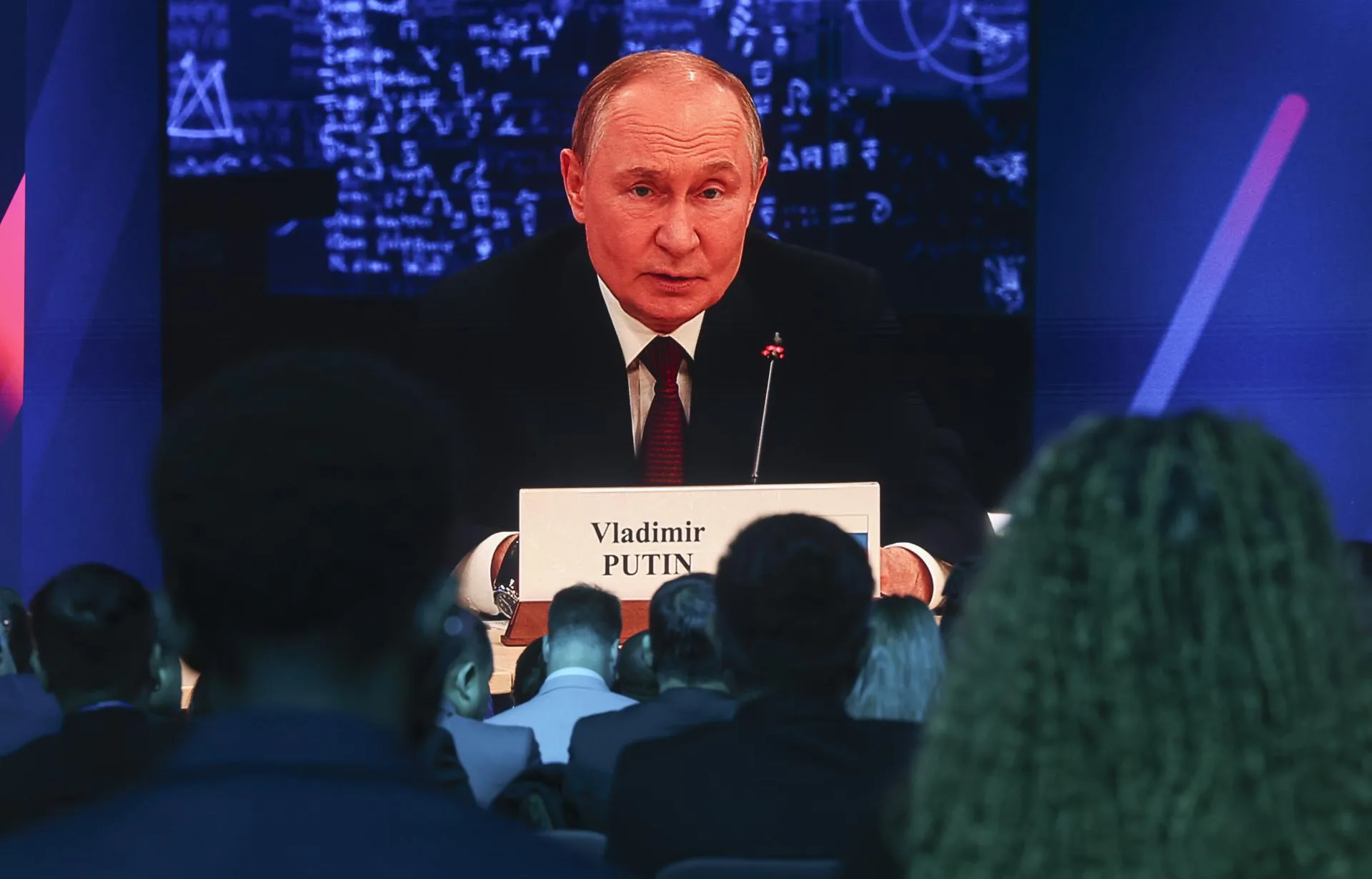Los visitantes observan en una pantalla de televisión un discurso del presidente ruso Vladimir Putin durante el Foro Internacional de la Semana Atómica Mundial en el Centro de Exposiciones VDNKh en Moscú, Rusia, 25 de septiembre de 2025. EFE/MAXIM SHIPENKOV