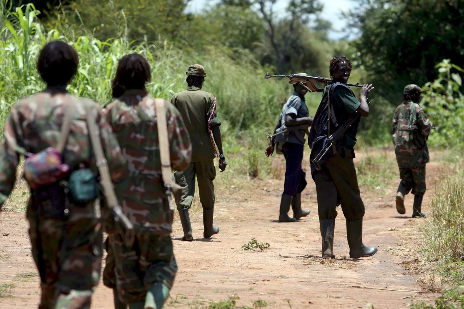 (FILE). Members of the Lord's Resistance Army (LRA) headed to the camp in Olwinykibul, Sudan. September 20, 2006. EFE/Stephen Morrison