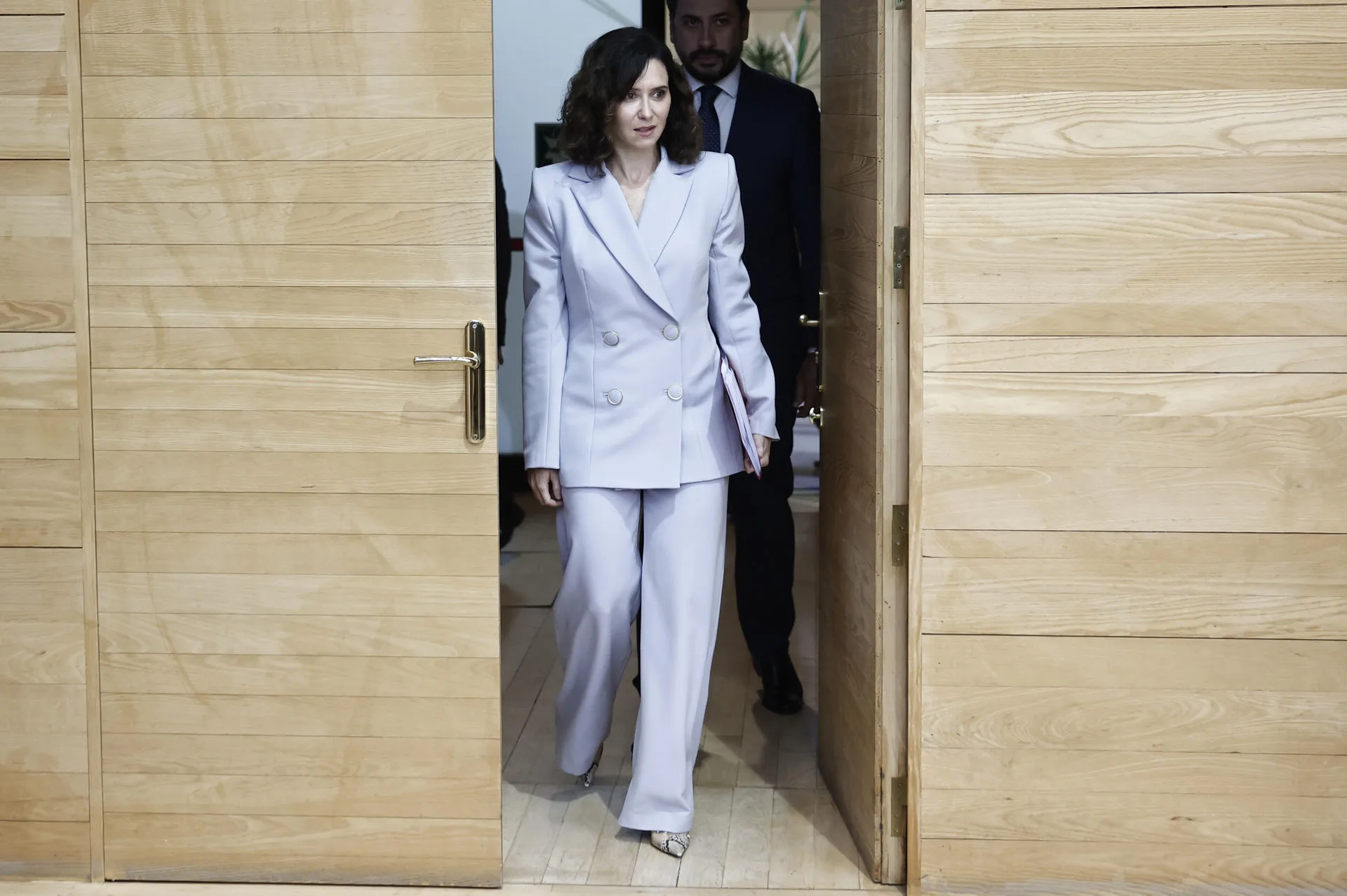 La presidenta de la Comunidad de Madrid, Isabel Díaz Ayuso, a su llegada al pleno de la Asamblea de Madrid que acoge la primera sesión del Debate del Estado de la Región, este jueves. EFE/ Sergio Perez