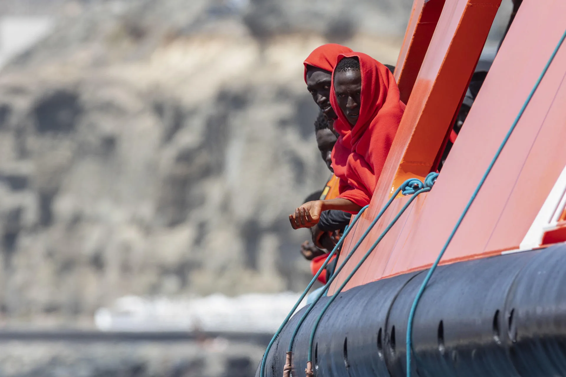 Foto de archivo de la llegada al puerto de Arguineguín (Gran Canaria) de la embarcación de Salvamento Marítimo que rescató a los 251 supervivientes. EFE/Quique Curbelo