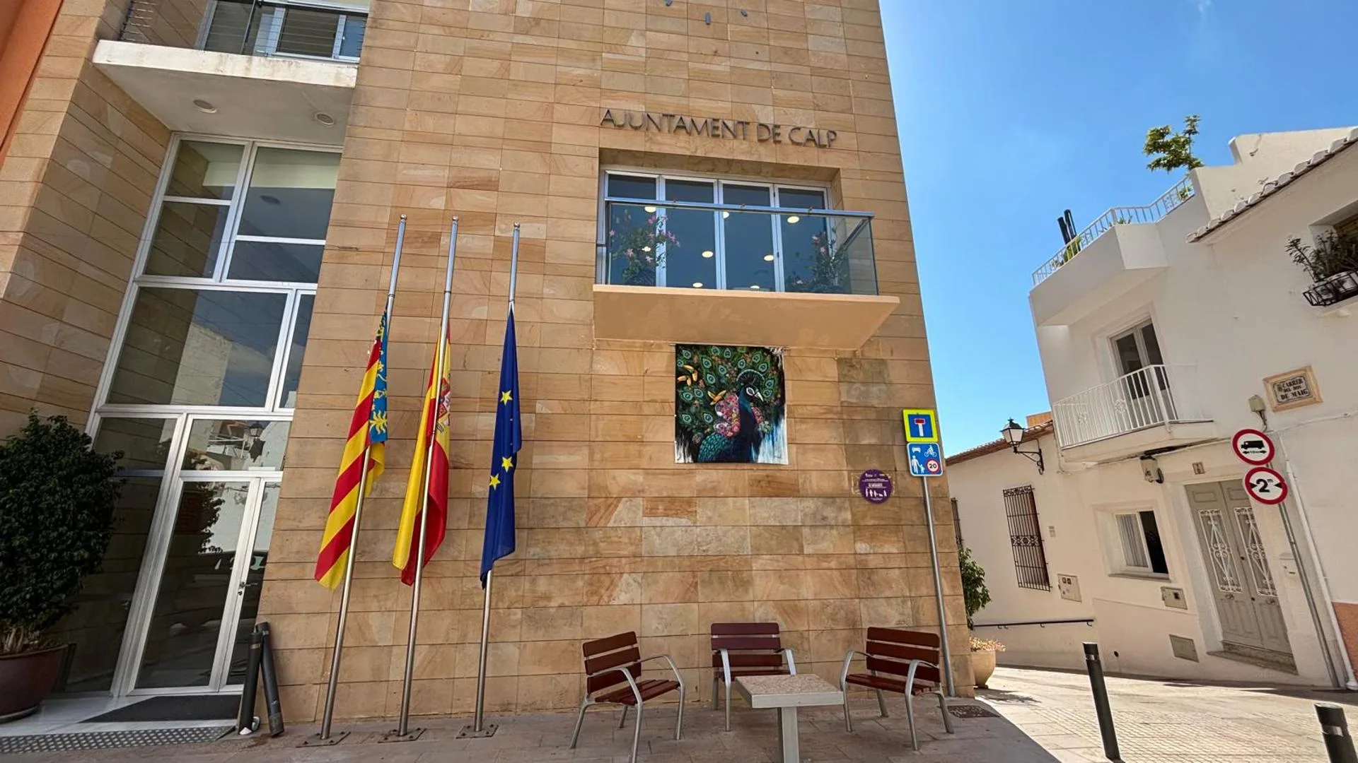 Fotos del Ayuntamiento de Calpe facilitadas a EFE de las banderas a media asta por el luto por las muertes de dos niñas de los últimos días.