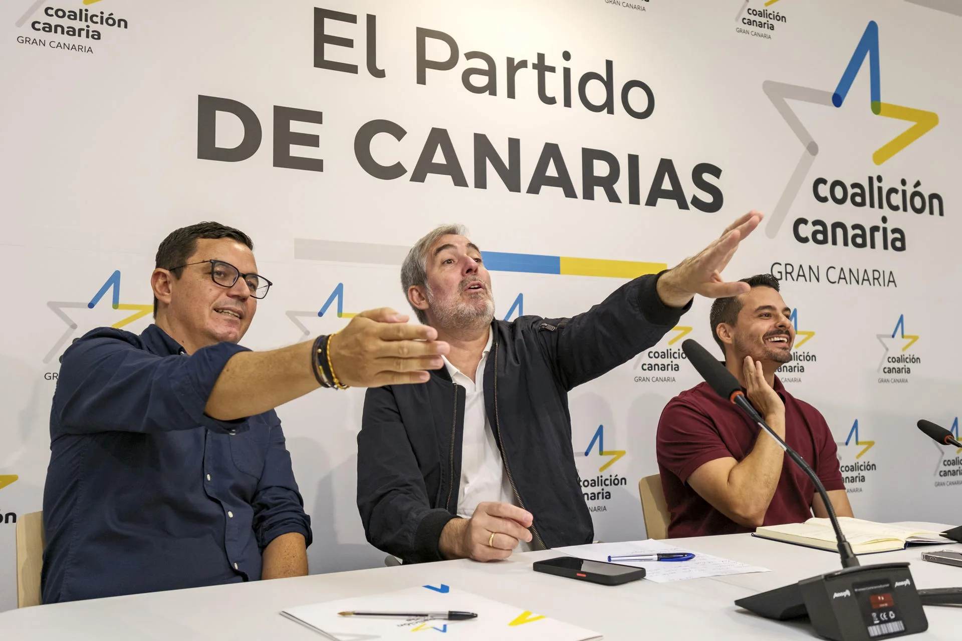 El secretario general de Coalición Canaria, Fernando Clavijo (c); el secretario insular de Gran Canaria, Pablo Rodríguez (i); y el secretario de organización, David Toledo (d), durante la reunió este sábado del Consejo Político Nacional del partido, en la que han analizado el inicio de nuevo curso político. EFE/Ángel Medina G.