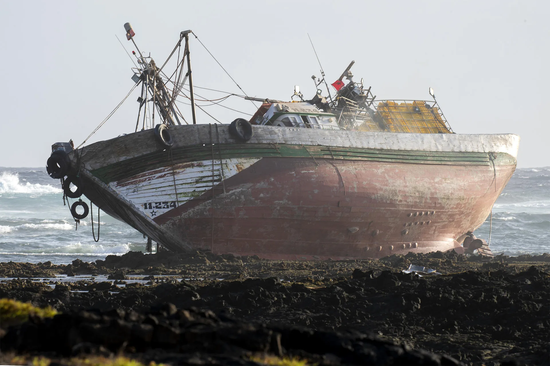 Foto del pesquero en la que llegó el menor marroquí a la costa de Órzola (Lanzarote), tomada la mañana del 10 de septiembre, poco antes de que comenzara a arder. EFE/Adriel Perdomo