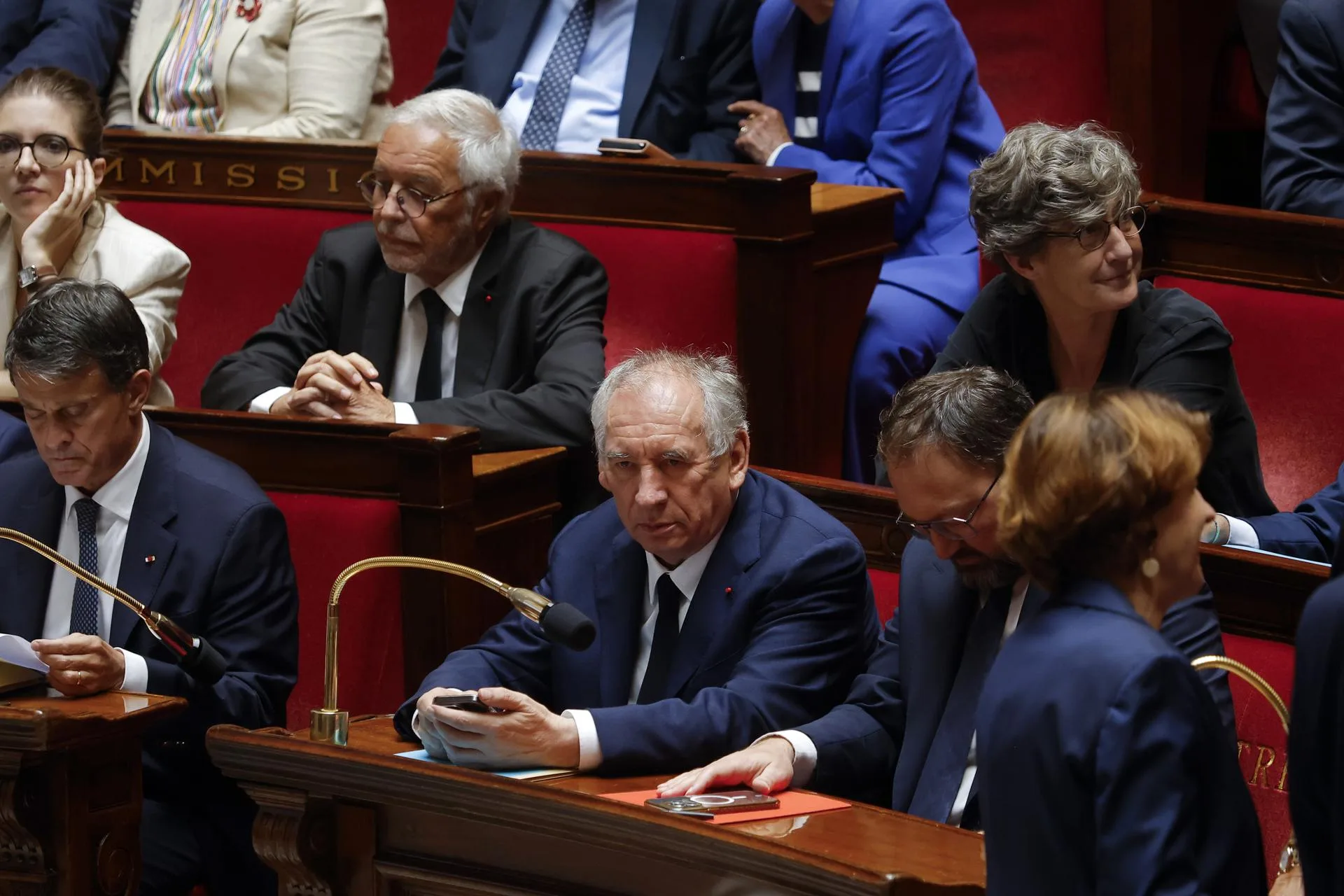 El primer ministro francés, François Bayrou (c), sentado antes de que su gobierno enfrente una moción de confianza en la Asamblea Nacional francesa en París, Francia, el 8 de septiembre de 2025. EFE/YOAN VALAT