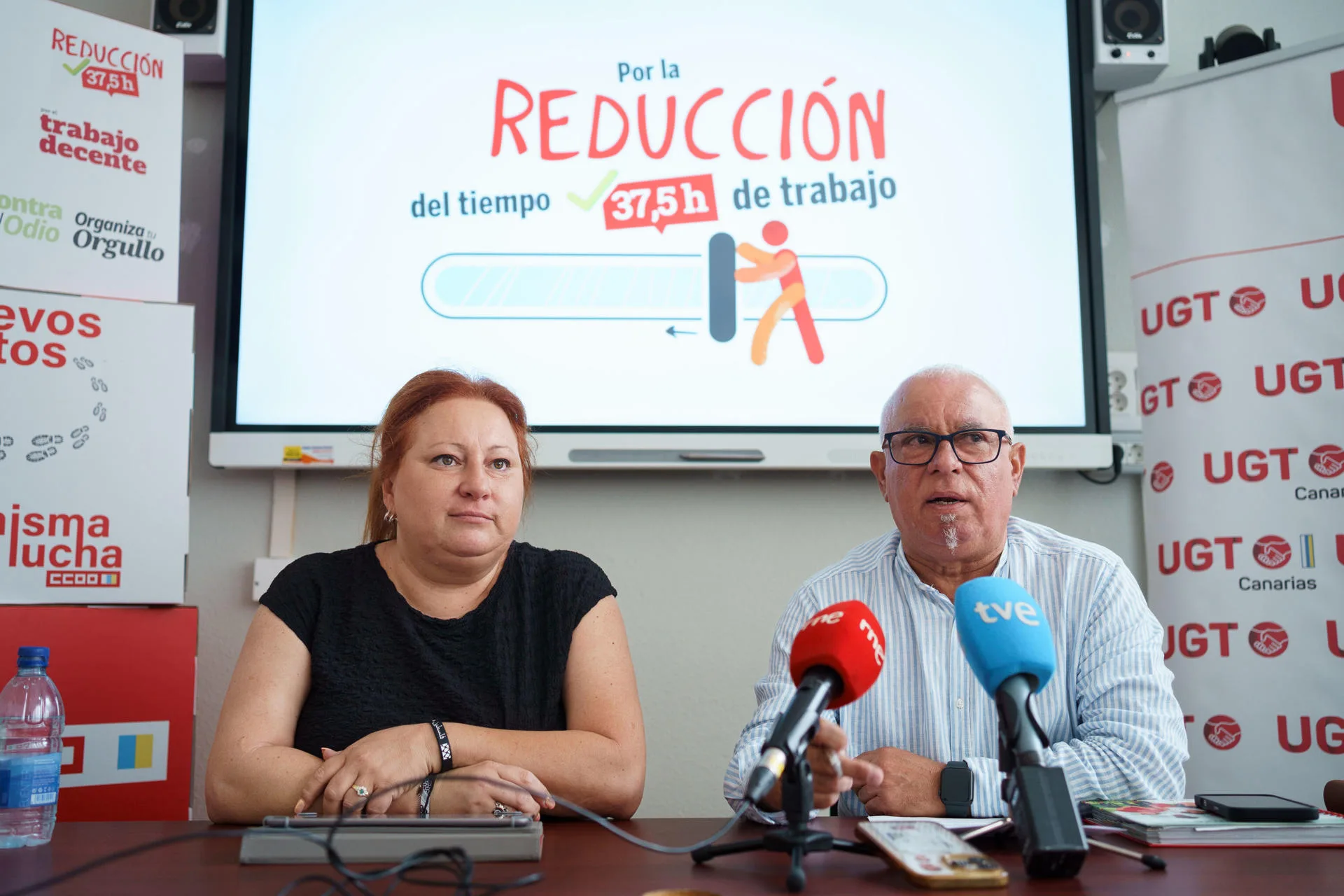 La secretaria general de CCOO en Canarias, Vanesa Frahija (i), y el secretario general de la UGT en Canarias, Manuel Navarro, ofrecieron una rueda de prensa este martes en Santa Cruz de Tenerife para hablar de las movilizaciones que convocan estos sindicatos en favor de la reducción de la jornada a 37,5 horas semanales. EFE/Ramón de la Rocha