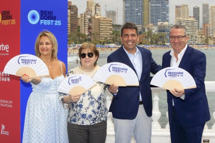 El president de la Generalitat, Carlos Mazón(2d), el alcalde de Benidorm, Toni Pérez (d), y la presidenta de RTVE, Concepción Cascajosa 2i), en la presentación del Benidorm Fest. EFE/Morell