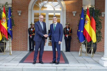 El presidente del Gobierno, Pedro Sánchez (d), recibe al canciller de Alemania, Friedrich Merz, en el Palacio de la Moncloa