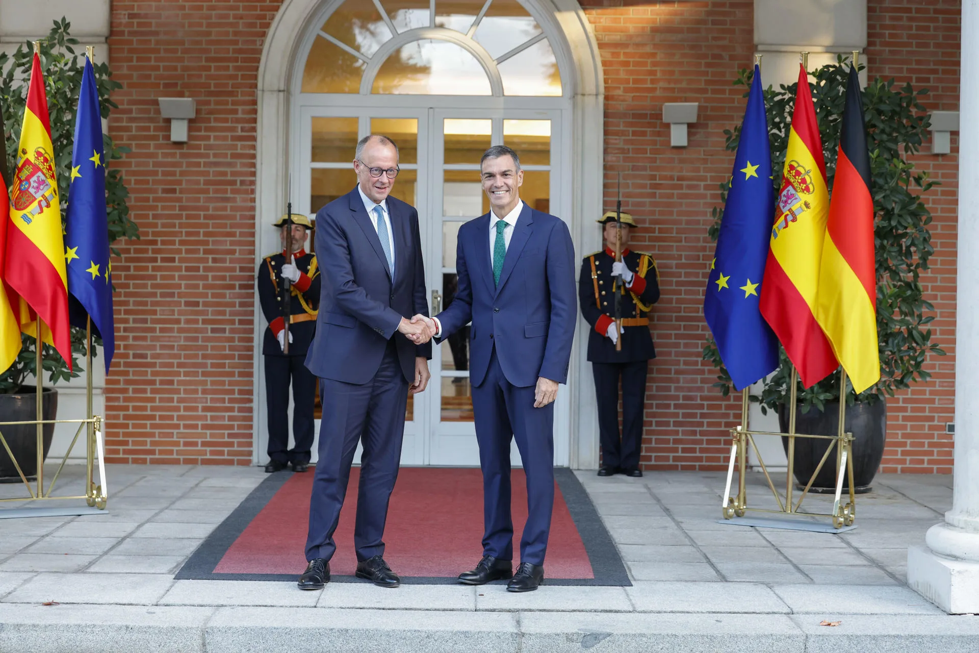 El presidente del Gobierno, Pedro Sánchez (d), recibe al canciller de Alemania, Friedrich Merz, en el Palacio de la Moncloa