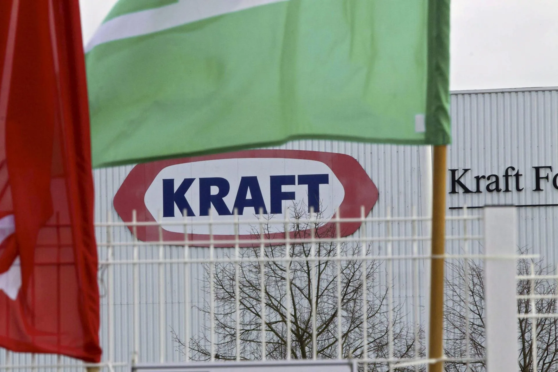 Vista del logo de la firma alimenticia Kraft Foods en un almacén de la compañía en Halle (Bélgica), en una imagen de archivo. EFE/Nicolas Maeterlinck