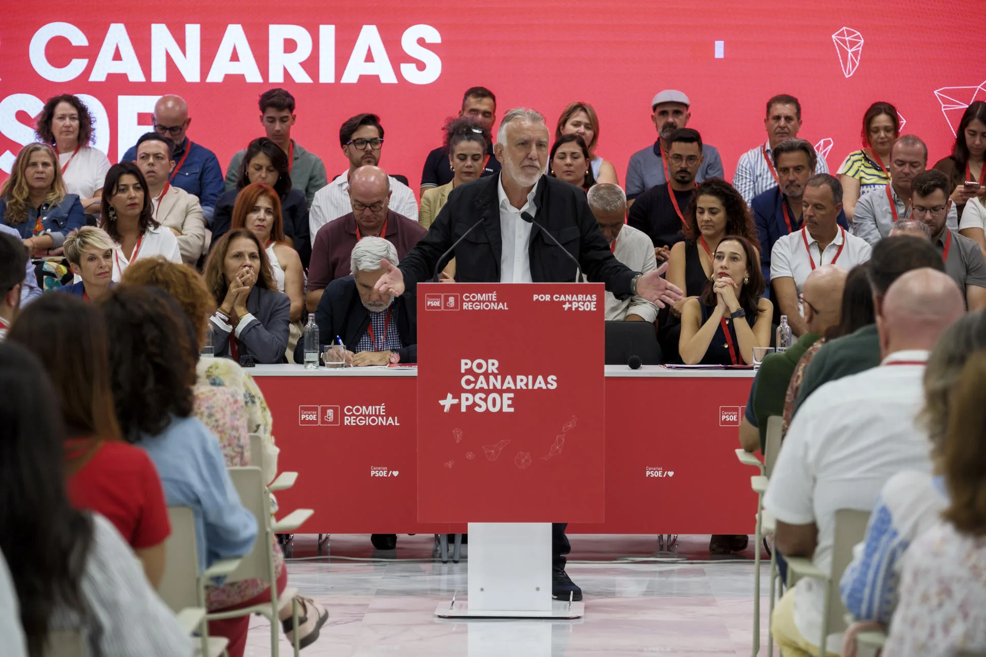 El ministro de de Política Territorial y Memoria Democrática y secretario regional del PSOE de Canarias, Ángel Victor Torres, participa este sábado en la reunión del Comité Regional, máximo órgano entre congresos del partido, y donde realizan una valoración de la situación política. EFE/Ángel Medina G.