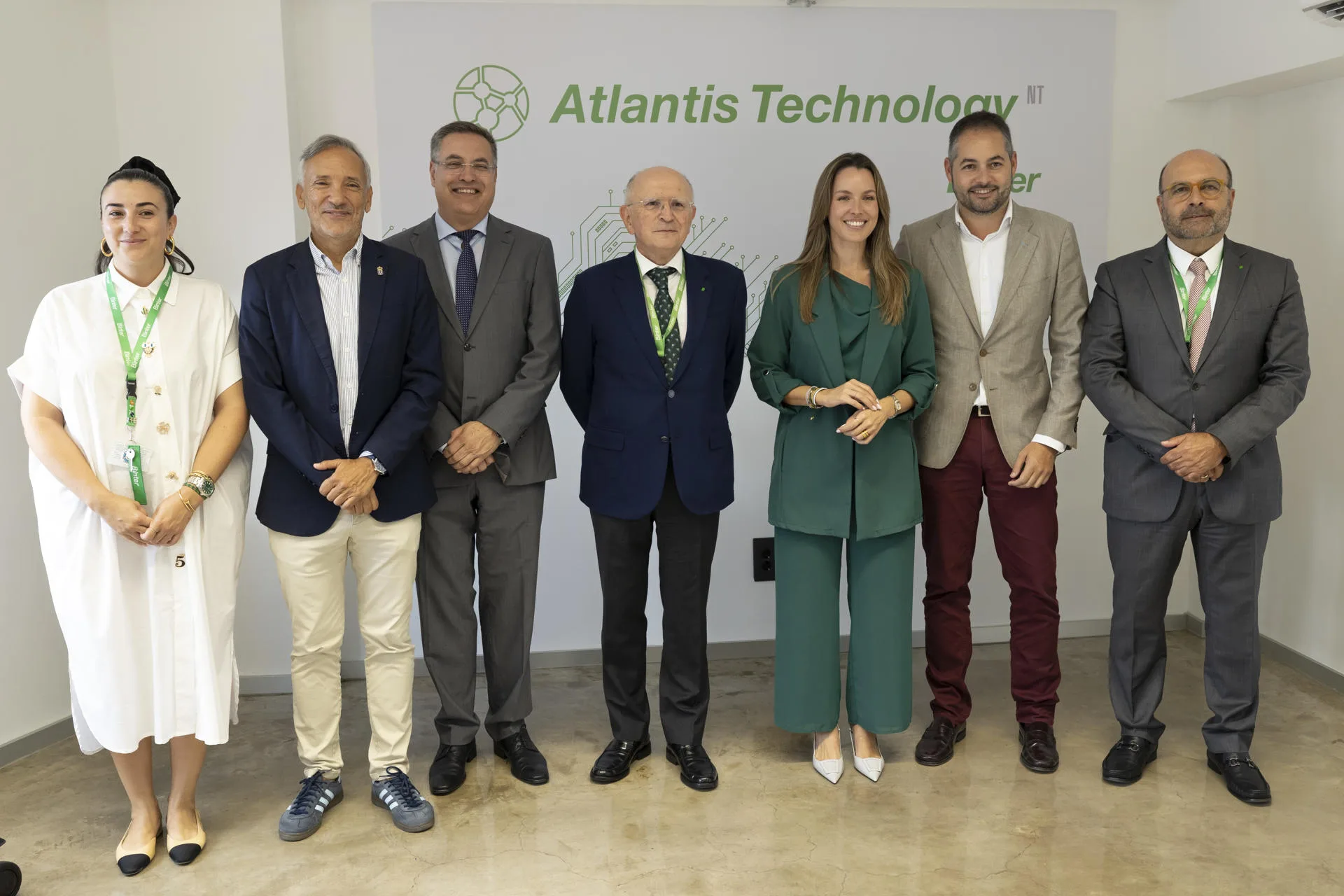 La directora general de Transportes del Gobierno de Canarias, María Fernández (3d); el presidente de Binter, Rodolfo Núñez (c); el director general de Atlantis Techology,Héctor Reboso (3i); el director de la Agencia Canaria de Investigación, Javier Franco (2i); y el director de Tecnología del 112, Carlos García (2d); el coordinador general de Binter, Santiago Guerra (1d); y la adjunta a la comisión ejecutiva de la aerolínea, Esther Núñez (1i), posan en las nuevas instalaciones de la firma tecnológica en Telde (Gran Canaria). EFE/Quique Curbelo