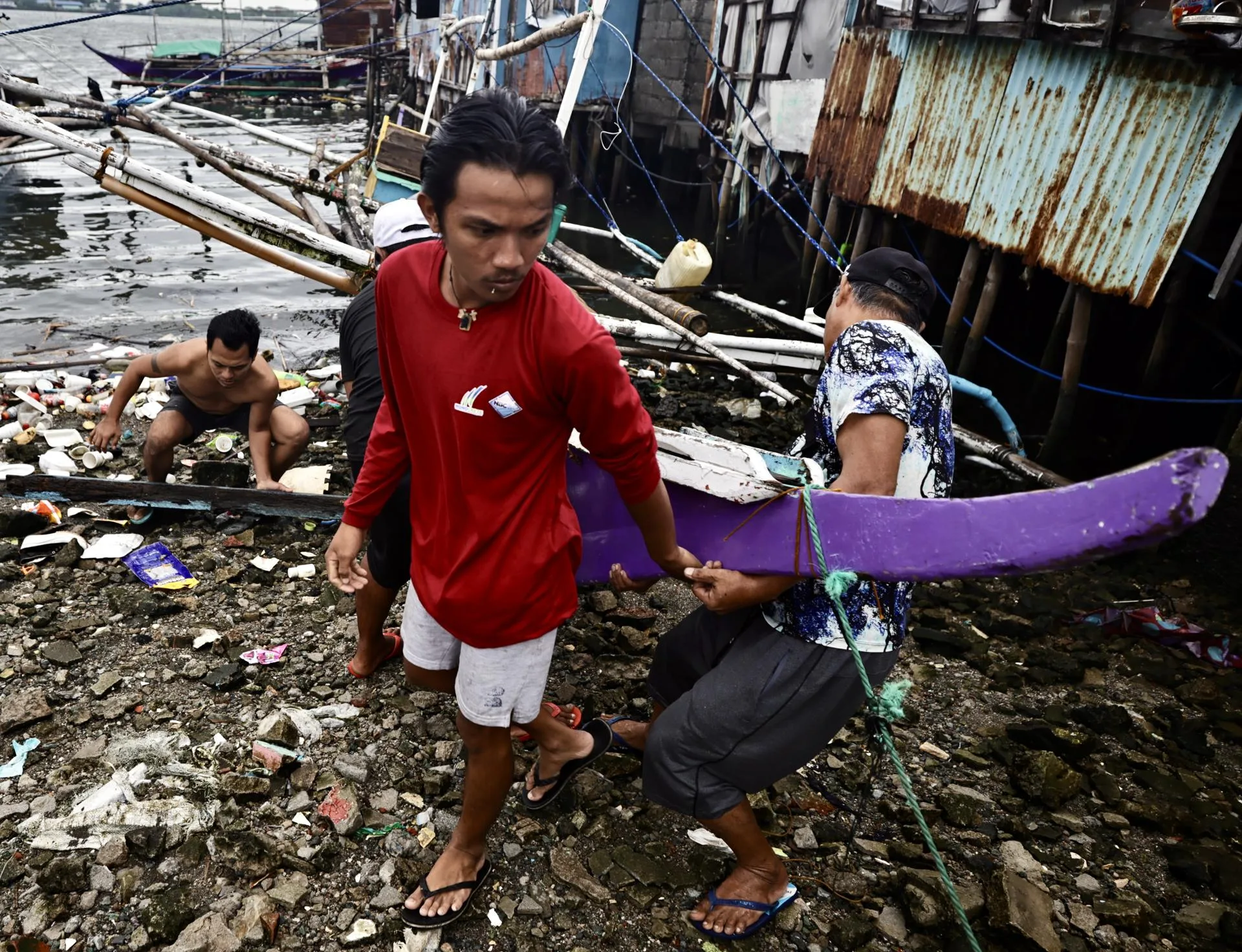 Fishermen secure a fishing boat in anticipation of an approaching storm in Cavite city, Philippines, 26 September 225. EFE/EPA/FRANCIS R. MALASIG