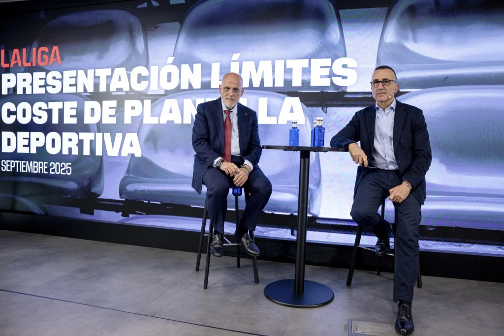 El presidente de LaLiga, Javier Tebas (i) y su director general corporativo, Javier Gómez (d).