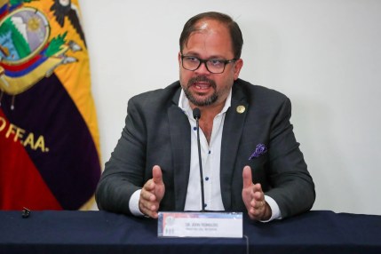 El ministro de Interior, Jonh Reimberg, habla durante una rueda de prensa en una imagen de archivo, en Quito (Ecuador). EFE/ José Jácome