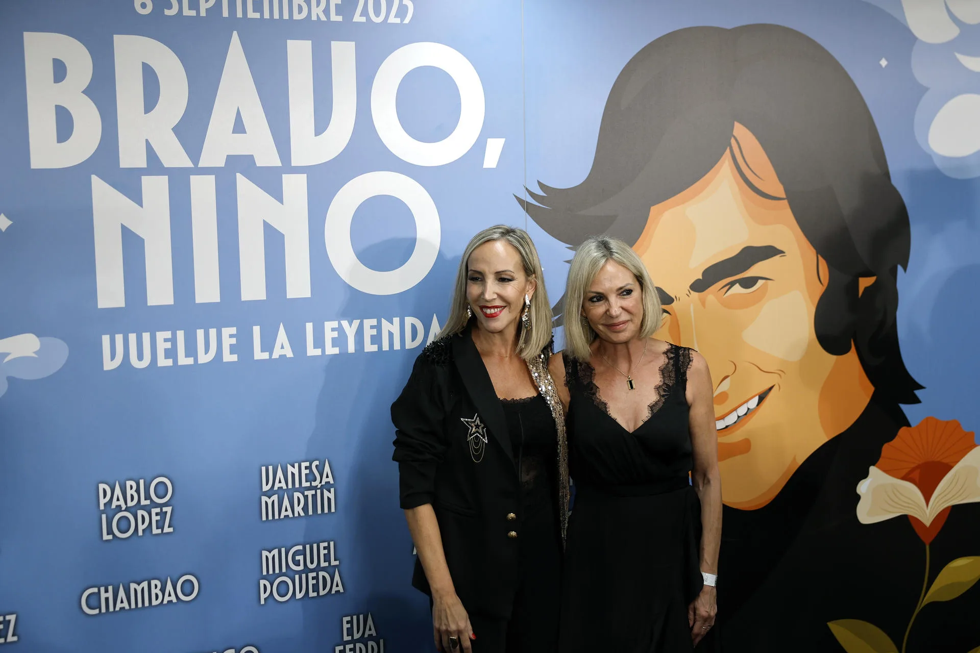 Las hijas de Nino Bravo, Eva y Ámparo Ferri, posan a su llegada al concierto homenaje a su padre. EFE/Kai Foersterling