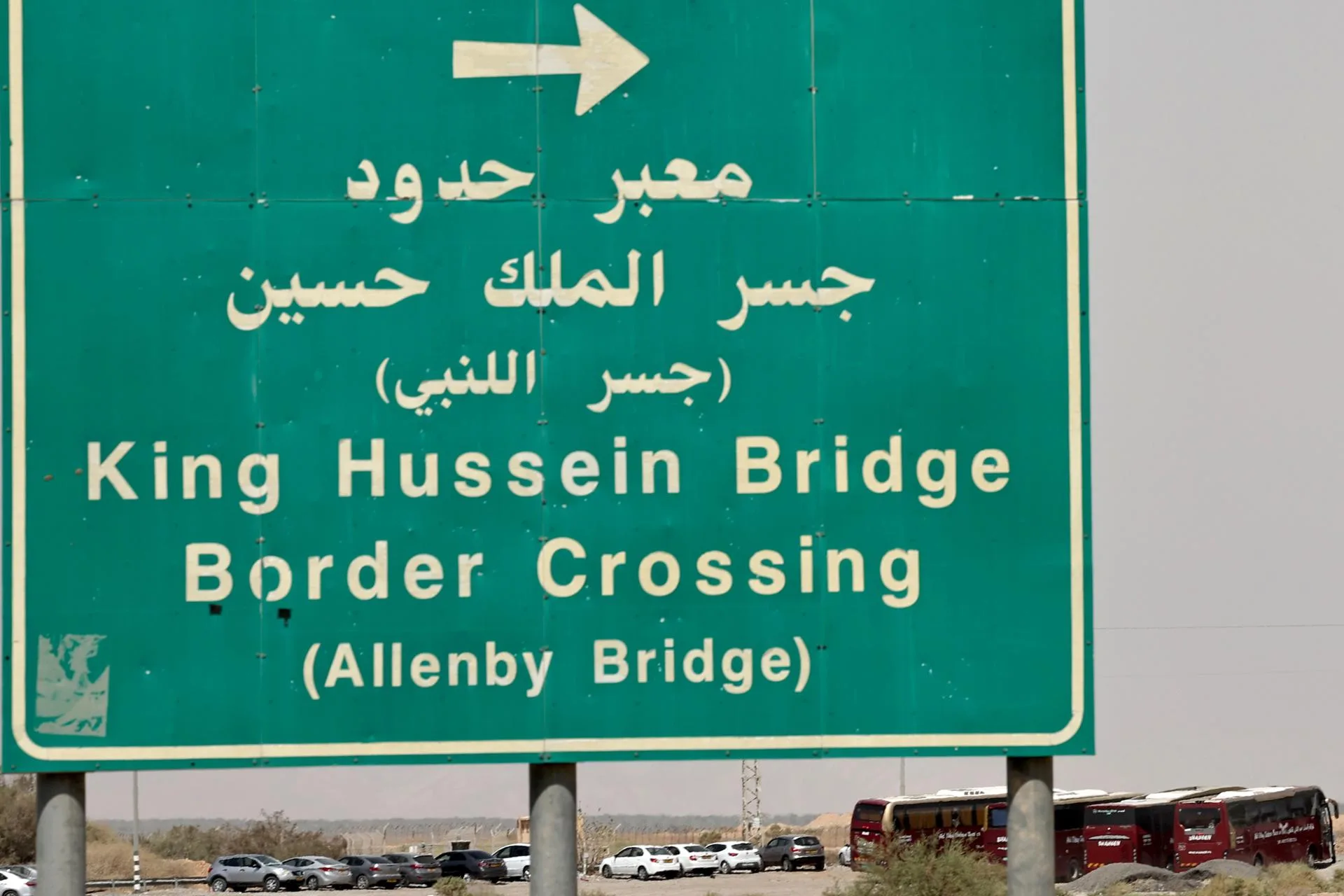 Autobuses con pasajeros palestinos (fondo) esperan para cruzar el Puente Allenby, una puerta de entrada entre Cisjordania y Jordania, en una imagen de archivo. EFE/ATEF SAFADI