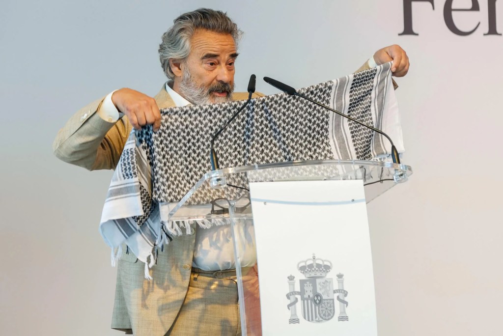 El actor Eduard Fernández se coloca un pañuelo palestino tras recibir el Premio Nacional de Cinematografía 2025.