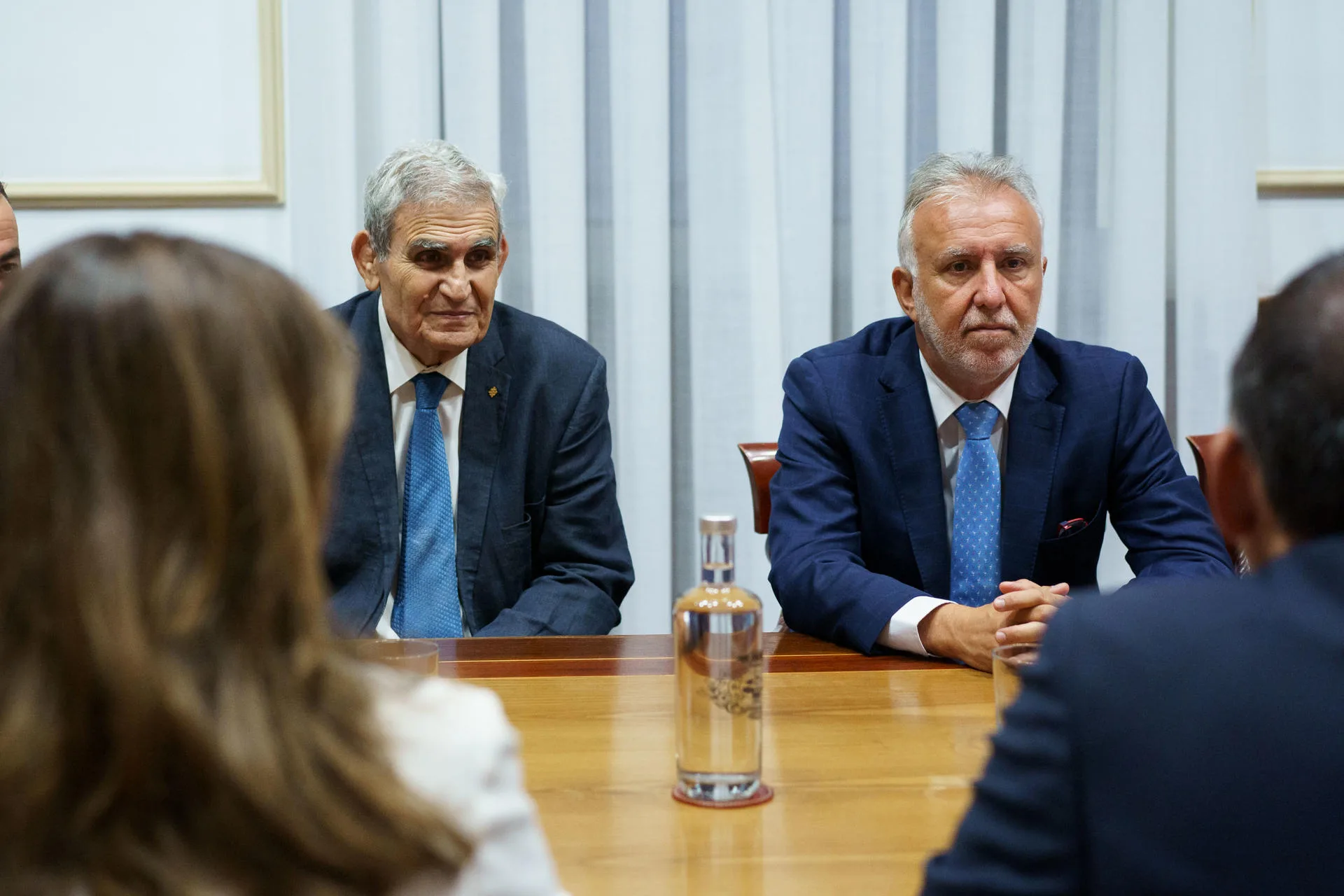 El ministro de Política Territorial, Ángel Víctor Torres (d junto al Soberano Gran Comendador del Supremo Consejo del Grado 33º y último del rito escocés Antiguo y Aceptado para España, Jesús Notario (i), se han reunido este viernes con el alcalde de Santa Cruz de Tenerife, José Manuel Bermúdez, para abordar la futura colaboración con el Centro Documental de la Memoria Histórica ante la próxima reapertura del Templo Masónico EFE/Ramón de la Rocha