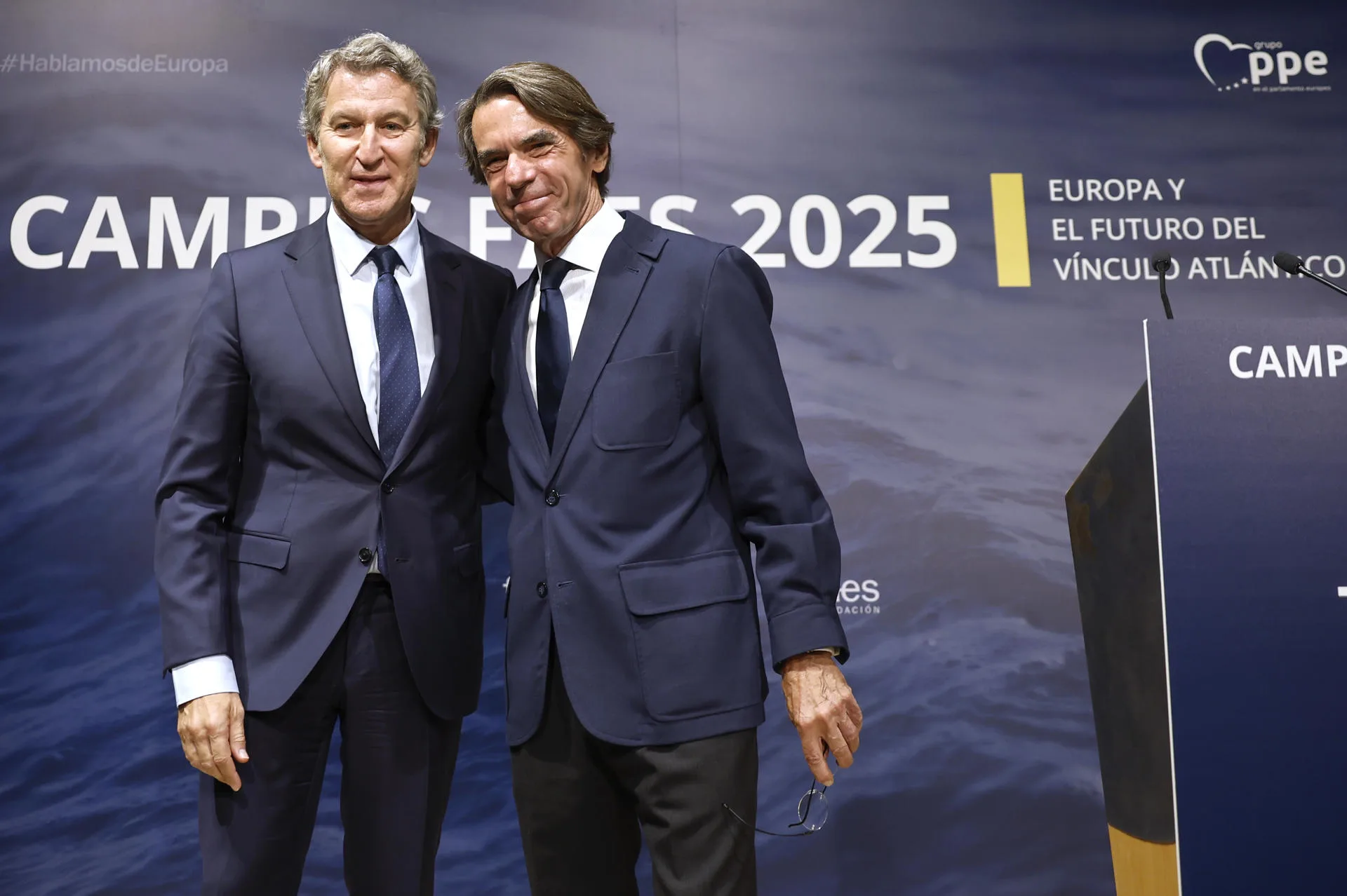 El presidente del PP, Alberto Núñez Feijóo (i) acompañado por el ex presidente del Gobierno y presidente de la Fundación FAES, José María Aznar.