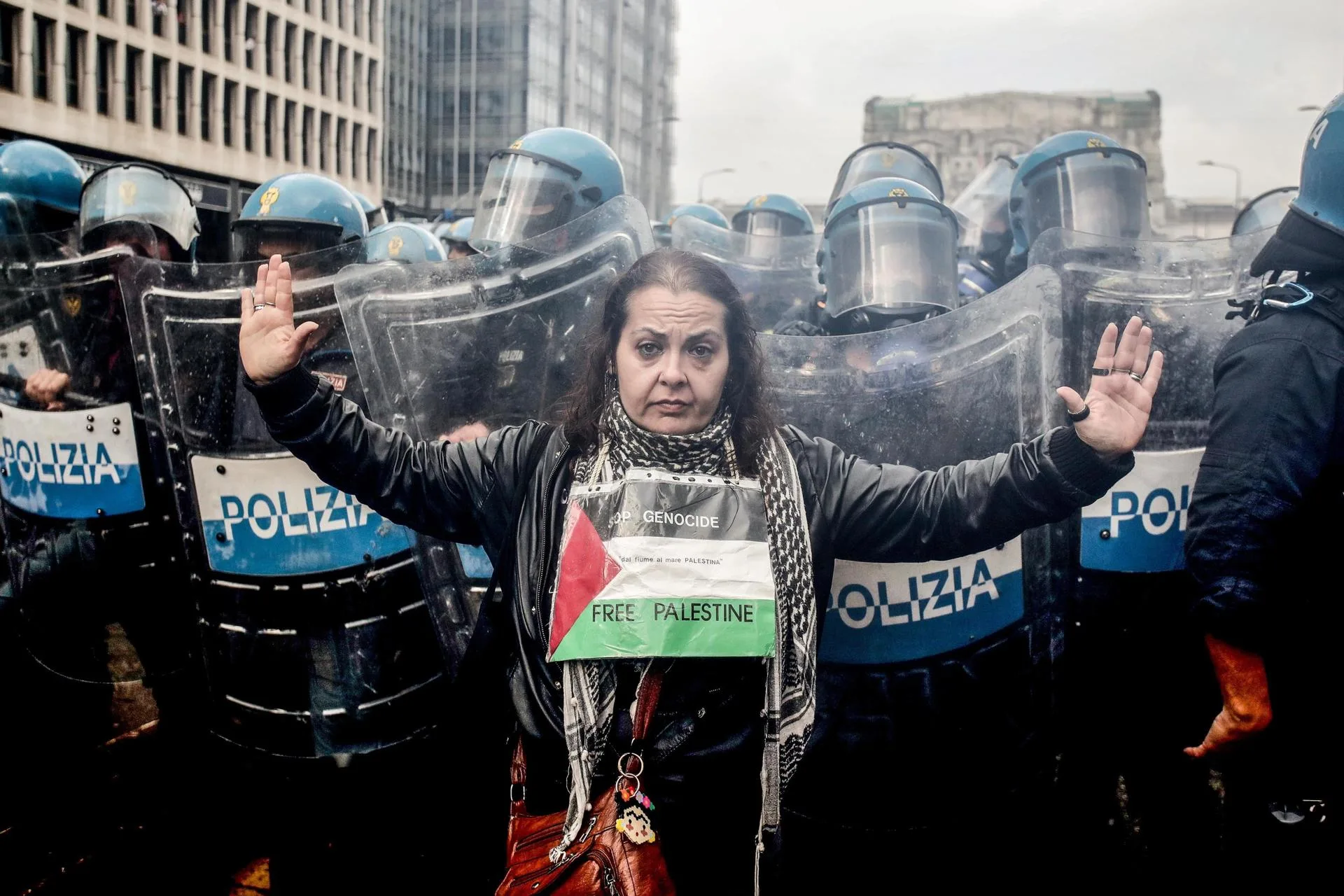 Un total de 60 agentes del orden han resultado heridos y unas 18 personas fueron detenidas tras los disturbios ocurridos en las manifestaciones celebradas este lunes en varias ciudades italianas en protesta contra la ofensiva militar israelí en Gaza.EFE/EPA/MOURAD BALTI TOUATI