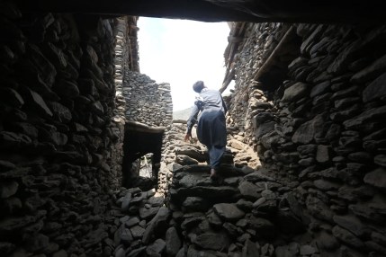 Imagen de Dar-E-Noor, tras el terremoto de la noche del domingo. EFE/EPA/STRINGER