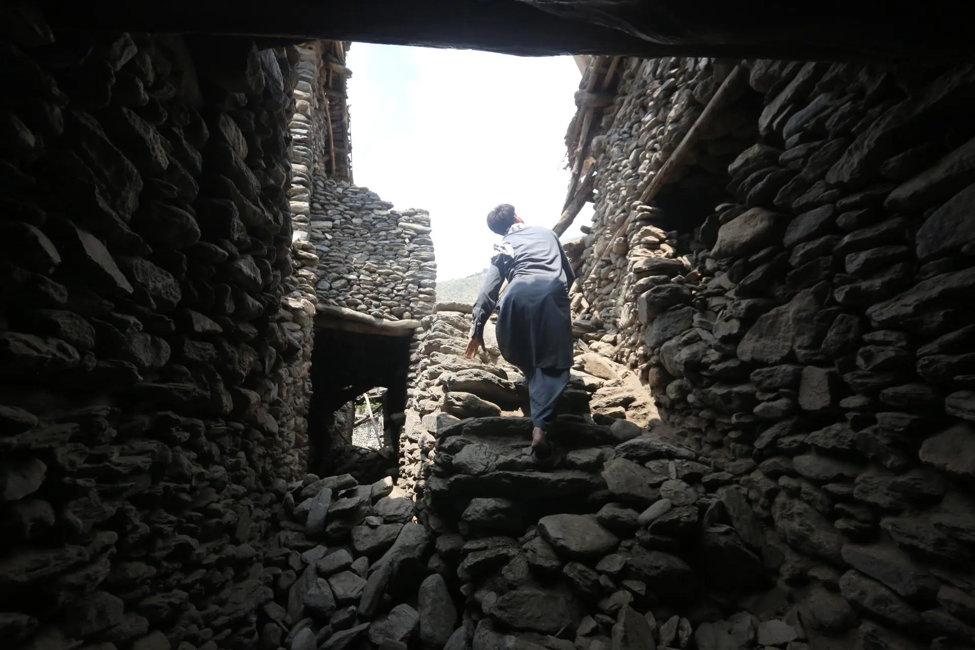 Imagen de Dar-E-Noor, tras el terremoto de la noche del domingo. EFE/EPA/STRINGER