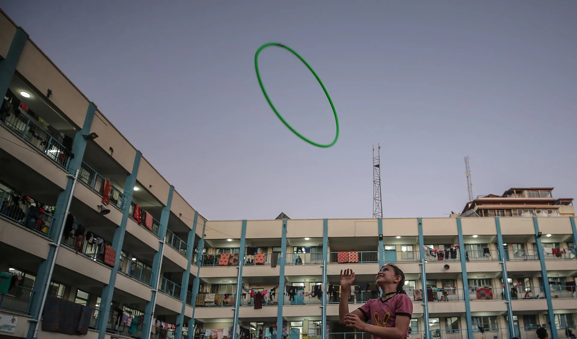 Una niña palestina juega en una escuela, en una imagen de archivo. EFE/MOHAMMED SABER