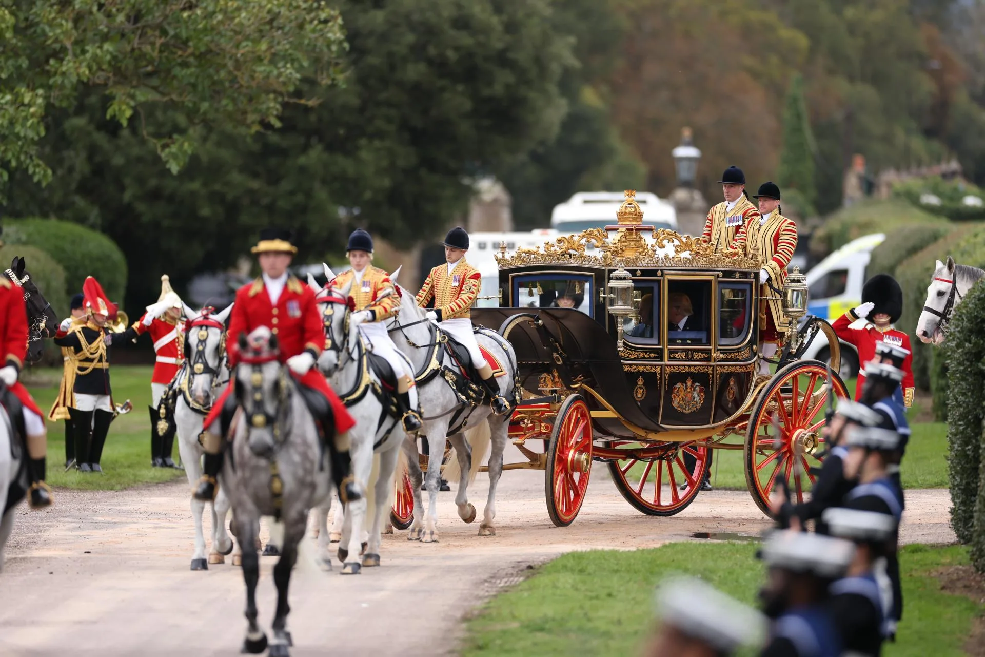 A handout photo made available by the British Ministry of Defence shows Britain's King Charles III and US President Donald J. Trump during a carriage ride to Windsor Castle in Windsor, Britain, 17 September 2025. EFE-EPA/SSgt Donald C TODD/UK MOD HANDOUT HANDOUT EDITORIAL USE ONLY/NO SALES