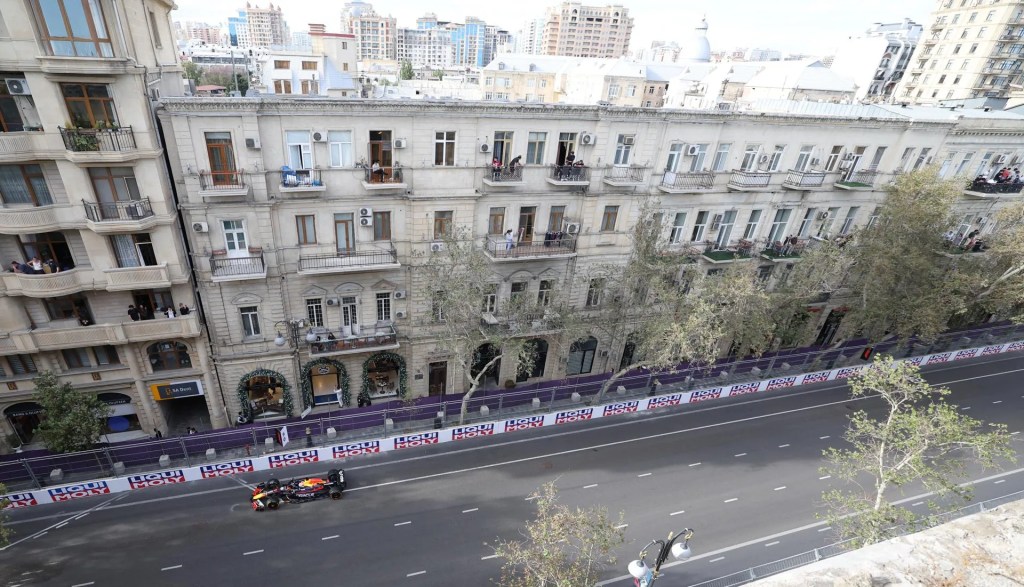 El piloto de Red Bull Racing Max Verstappen compite en la clasificación para el Gran Premio de Fórmula 1 de Azerbaiyán en Baku.