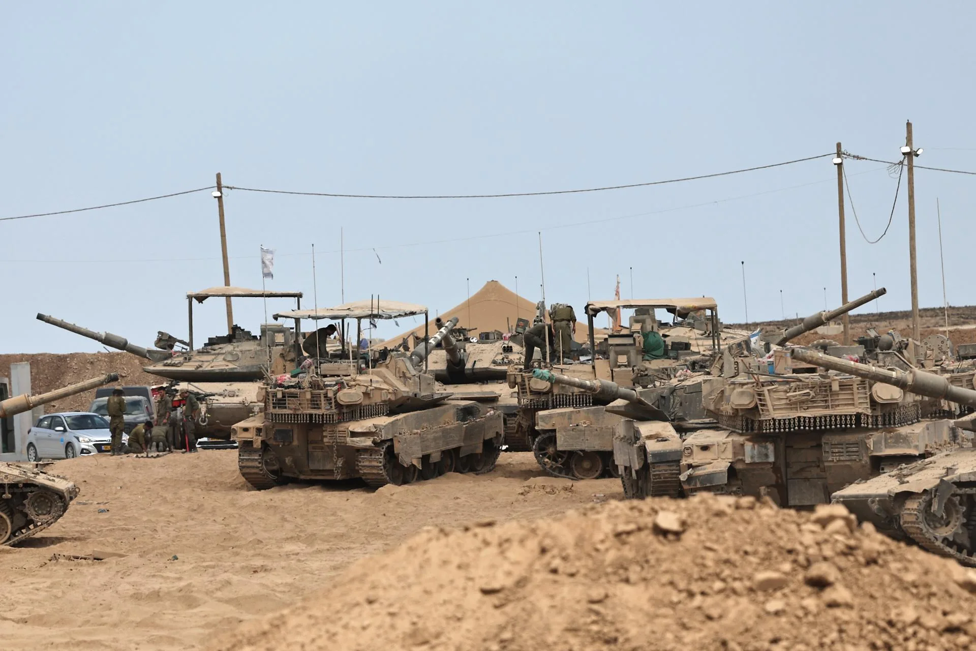 Tanques y vehículos blindados israelíes están desplegados a lo largo de la frontera Israel-Gaza en el sur de Israel. EFE/EPA/ATEF SAFADI