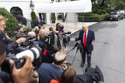 El presidente de EE.UU. Donald Trump habla con los reporteros mientras abandona la Casa Blanca para una visita de estado de tres días al Reino Unido en Washington, DC, EE.UU.. EFE/JIM LO SCALZO