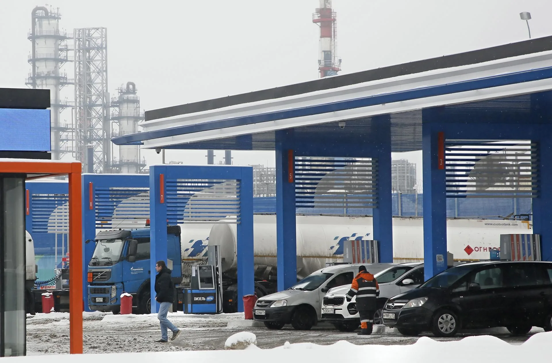 (FILE) People fill cars with fuel at a gas station of Russian Gazprom Neft Russian oil producing company outside the Gazprom Neft MNPZ Moscow Petroleum Refinery JSC in Moscow, Russia. EFE/EPA/MAXIM SHIPENKOV