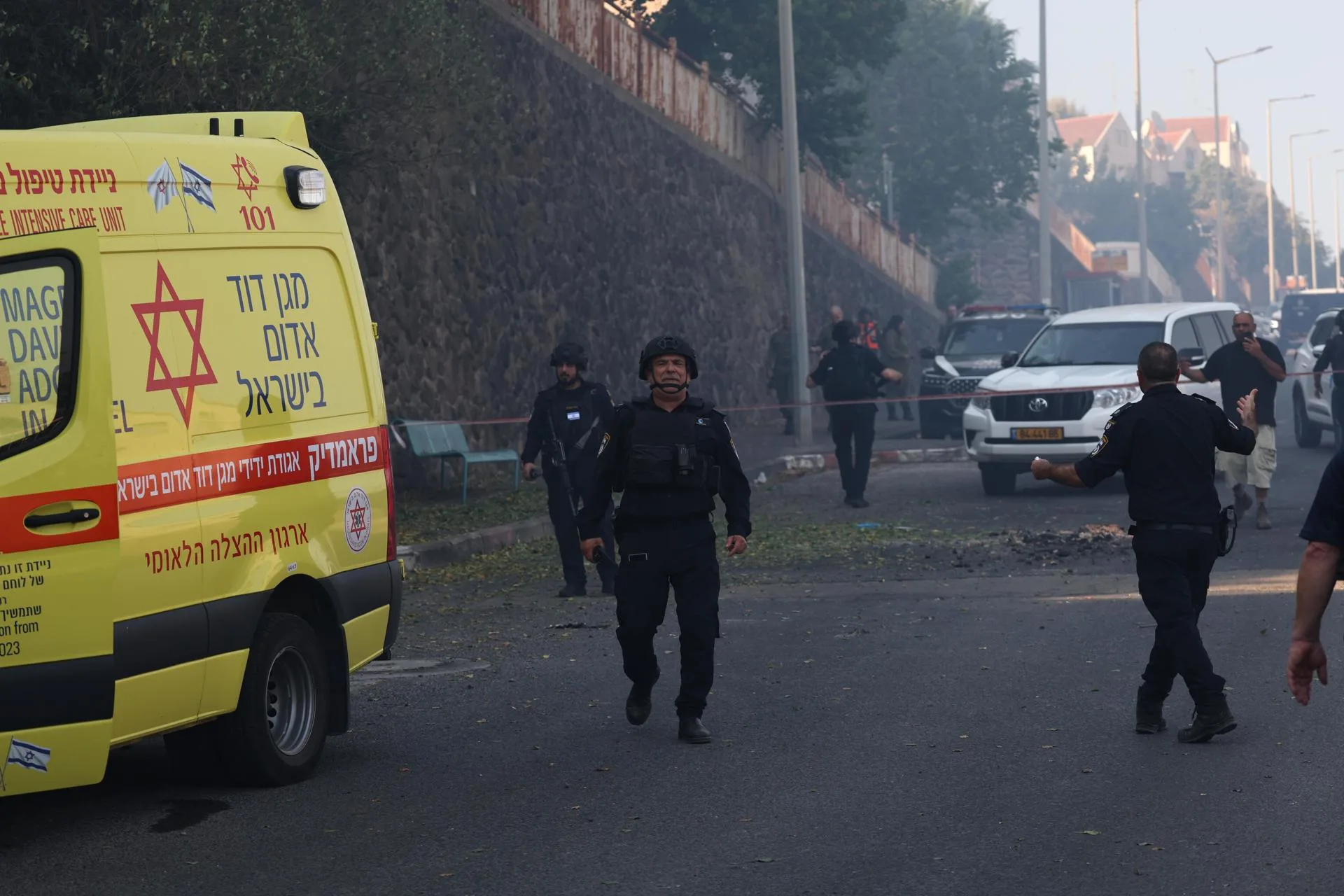 Rescatistas y soldados israelíes trabajan en el lugar alcanzado por un proyectil, en una imagen de archivo. EFE/ATEF SAFADI