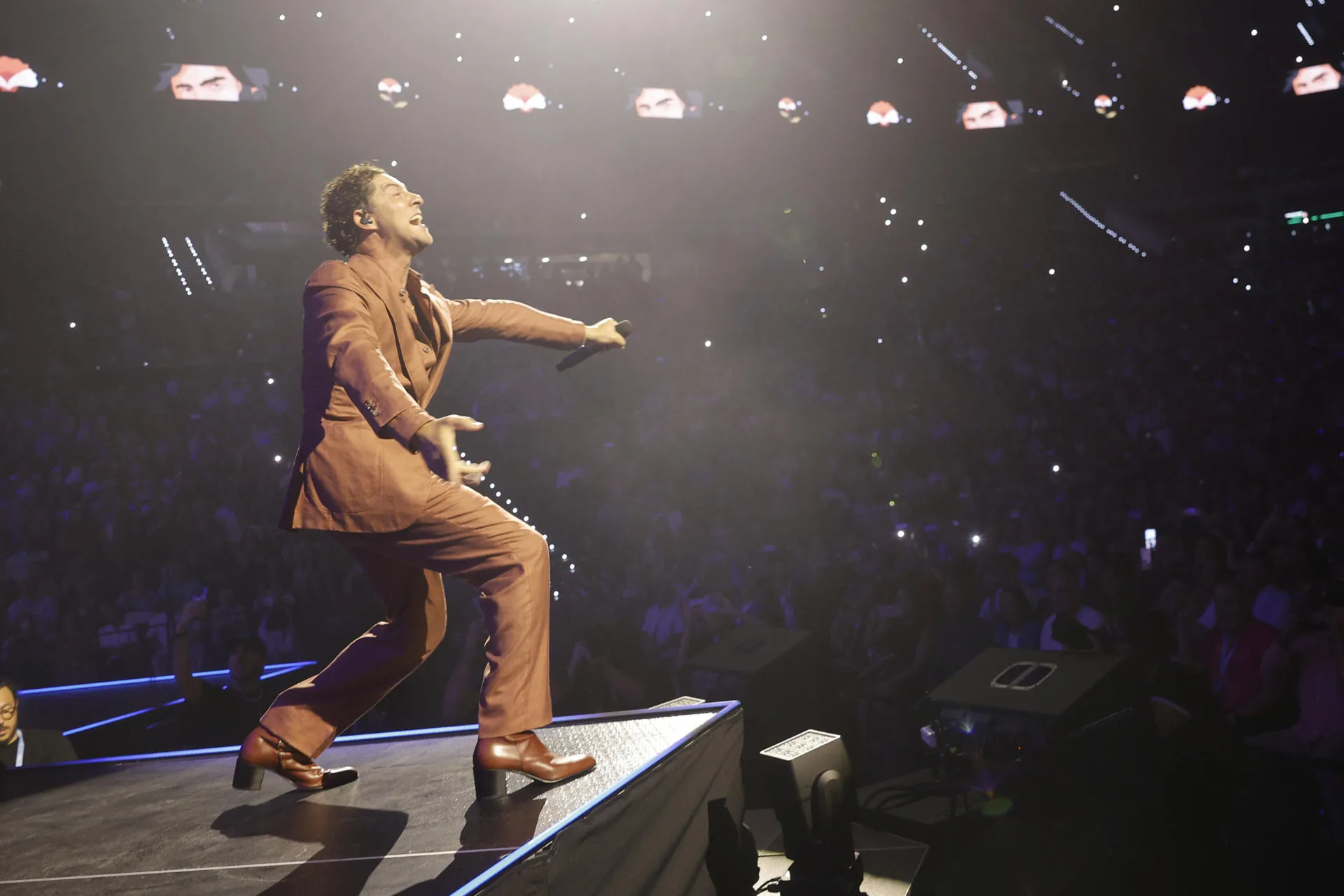 El cantante David Bisbal durante el concierto homenaje a Nino Bravo que inaugura este sábado el Roig Arena de Valencia, el pabellón multiusos y nueva casa del Valencia Basket impulsado por Juan Roig tras una inversión personal de 400 millones de euros, en una gala donde David Bisbal, Víctor Manuel, Malú, Vanesa Martín, Sole Giménez, La casa azul, Marta Sánchez, Chambao o Andrés Suárez interpretarán clásicos del mito valenciano, que "actuará" en directo gracias a un holograma en 2D. EFE/Kai Foersterling