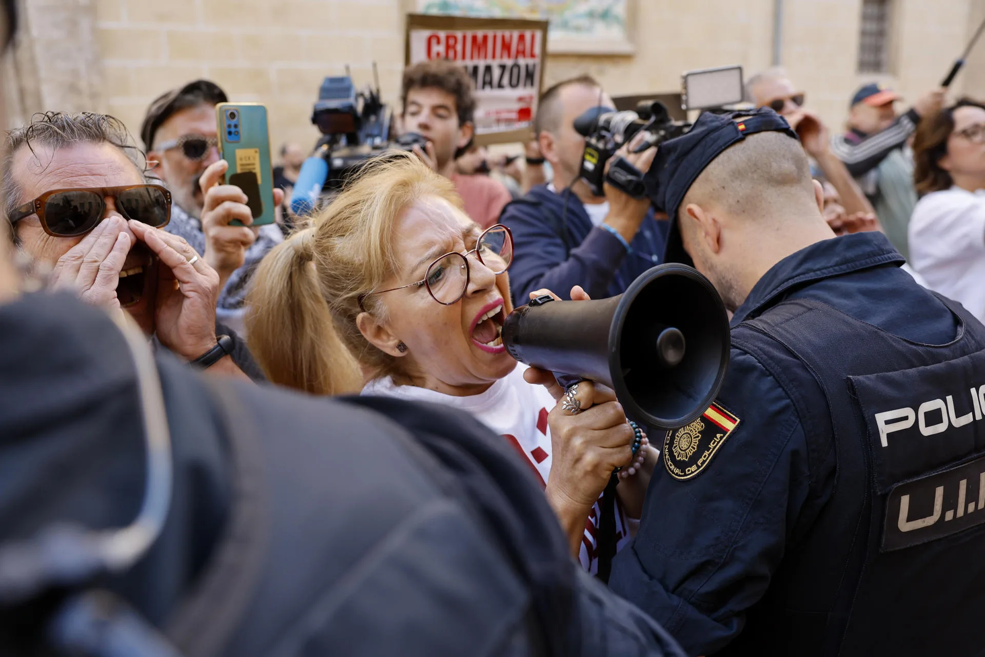 La Asociación de Víctimas de la Dana concentrada ante Les Corts para pedir la dimisión del president de la Generalitat, Carlos Mazón. EFE/Ana Escobar