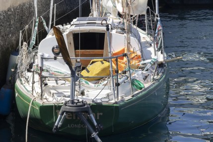 El velero 'Kehaar', del joven desaparecido, amarrado en el puerto de Arguineguín (Gran Canaria), adonde fue remolcado por la Salvamar Macondo. EFE/Quique Curbelo