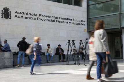 Varias personas acceden a la Ciudad de la Justicia de València. EFE/Manuel Bruque/Archivo