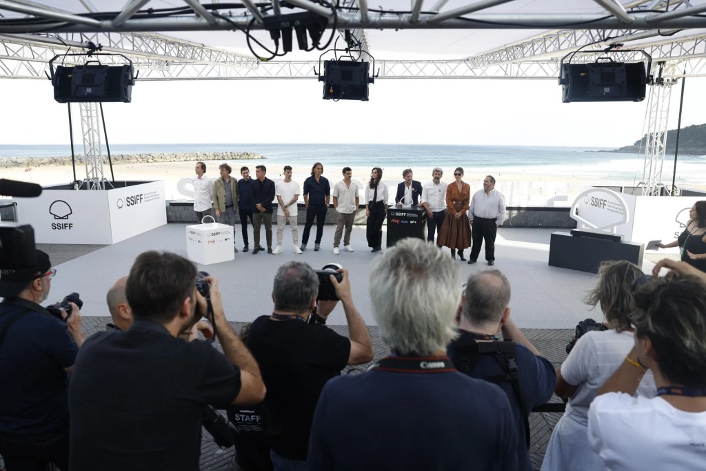 El realizador, Alberto Rodríguez (3d), posa junto al equipo de su película 'Los Tigres'