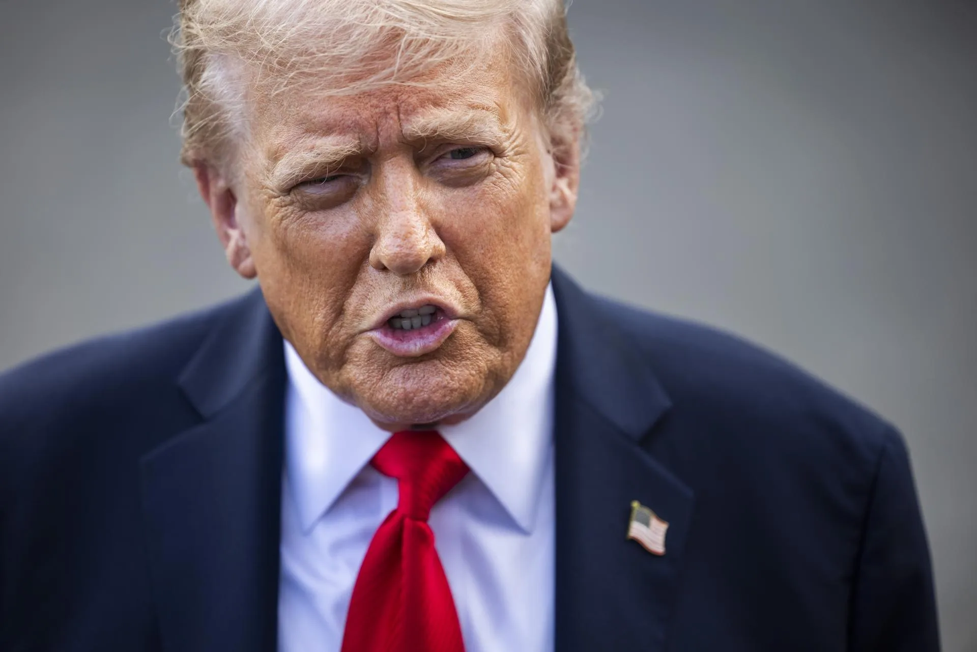 El presidente de EE.UU. Donald Trump habla con reporteros, en una imagen de archivo. E