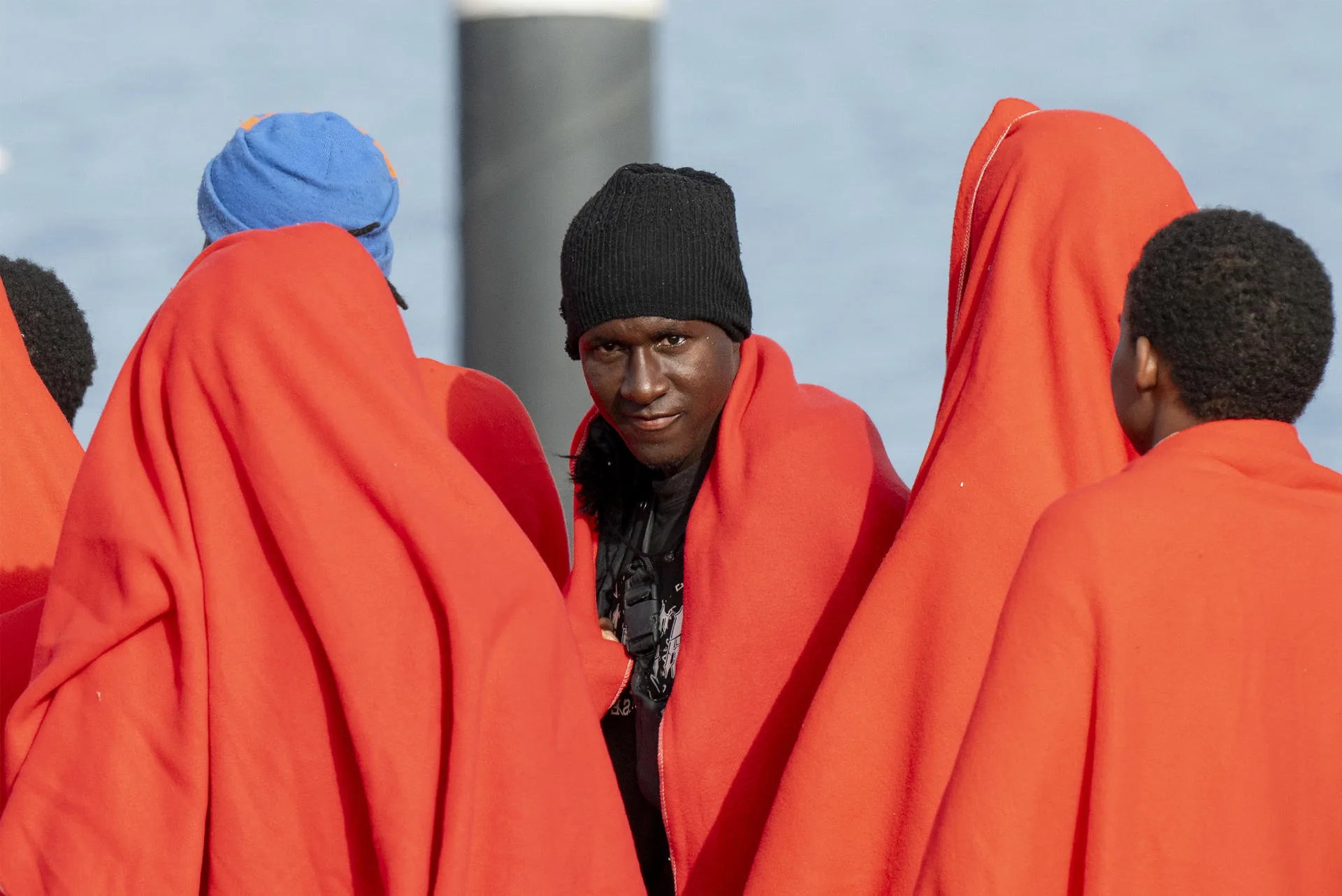 Salvamento Marítimo ha socorrido este viernes a unos diez kilómetros de Arrecife a 57 inmigrantes subsaharianos -53 hombres y 4 mujeres- que intentaban llegar a Lanzarote en una lancha neumática. EFE/Adriel Perdomo