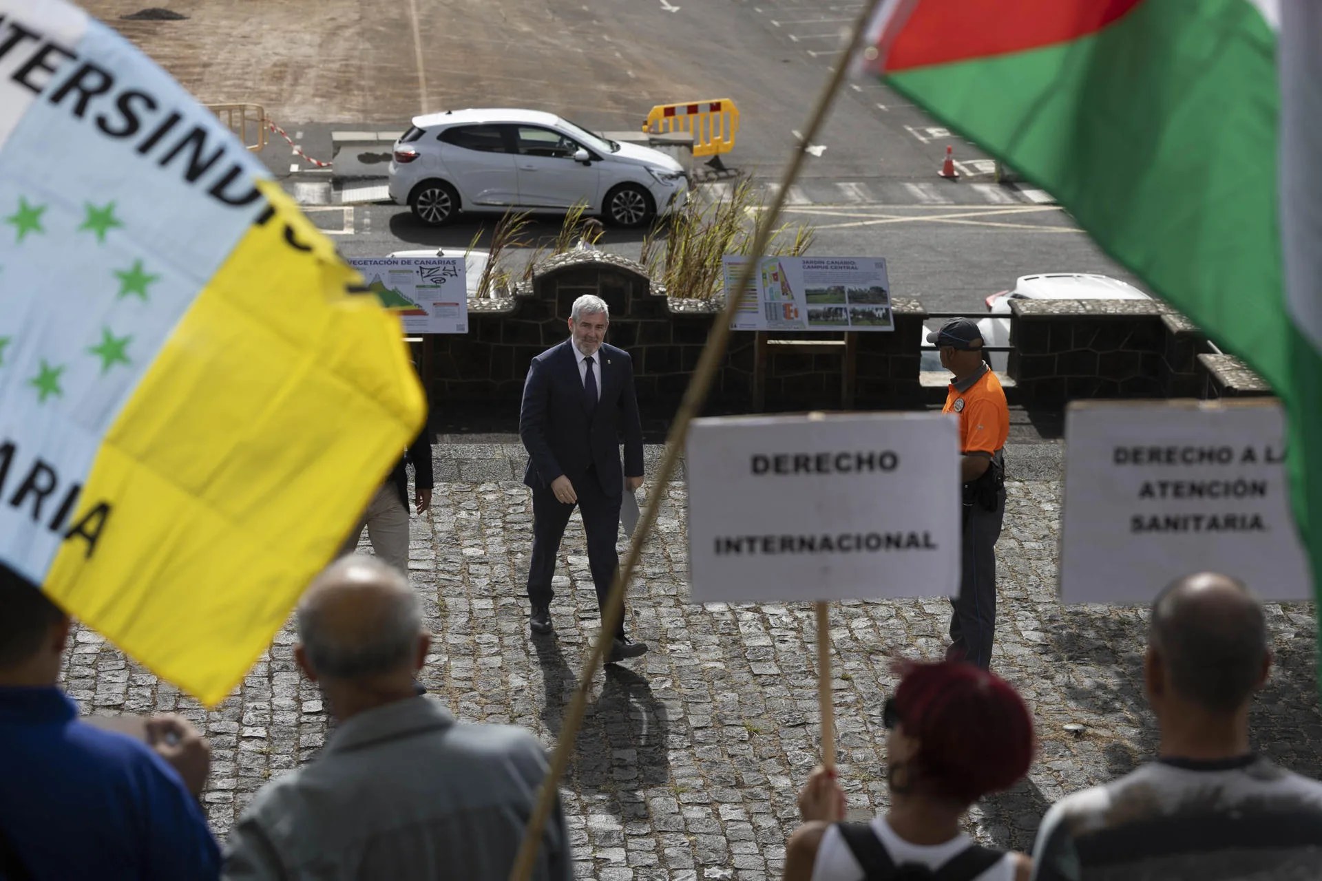 El presidente de Canarias, Fernando Clavijo, asistió al acto oficial de apertura del curso académico 2025-2026 de la Universidad de La Laguna y a su llegada (en la imagen) fue recibido por un grupo de manifestantes en contra de Israel. EFE/Miguel Barreto