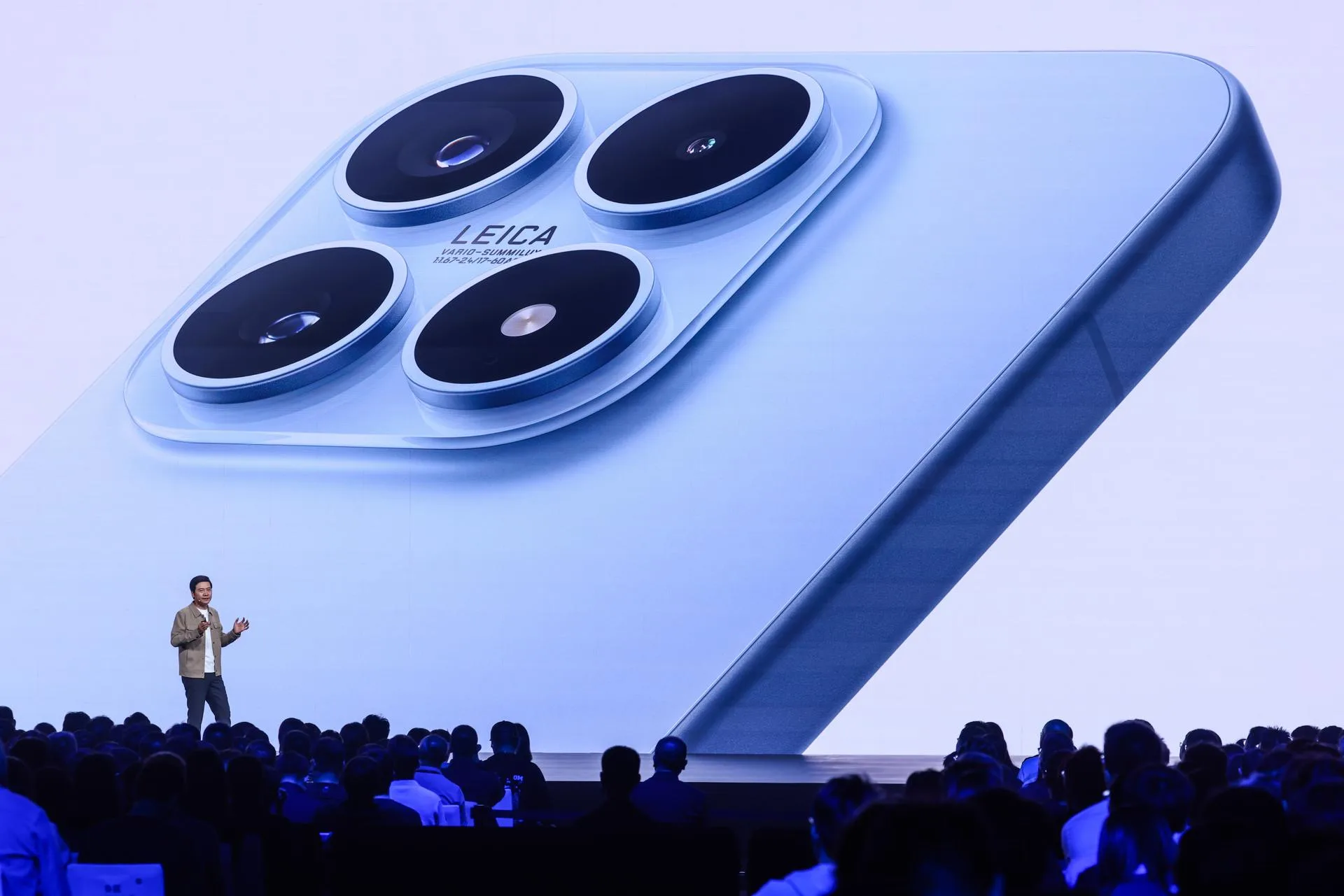 El fundador, presidente y director ejecutivo del Grupo Xiaomi, Lei Jun, habla durante el lanzamiento del smartphone Xiaomi 17 en Beijing, China, 25 de septiembre de 2025.