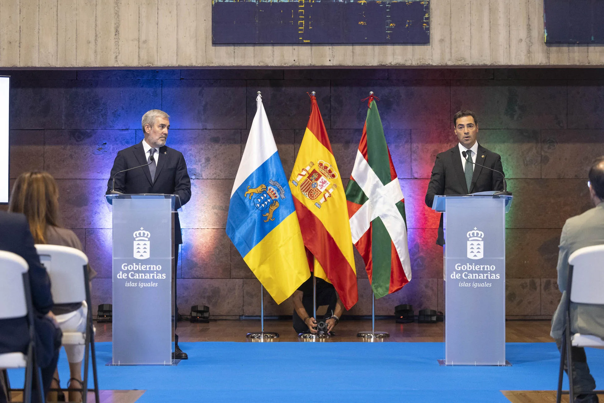 El lehendakari, Imanol Pradales, (d) y el presidente de Canarias, Fernando Clavijo,(i) han firmado este jueves en Tenerife un convenio de colaboración entre las dos comunidades autónomas en materia de investigación, desarrollo e innovación. EFE/Miguel Barreto 
 
C
Recepción al lehendakari, Imanol Pradales, por parte del presidente de Canarias, Fernando Clavijo, en la sede de Presidencia del Gobierno de Canarias.