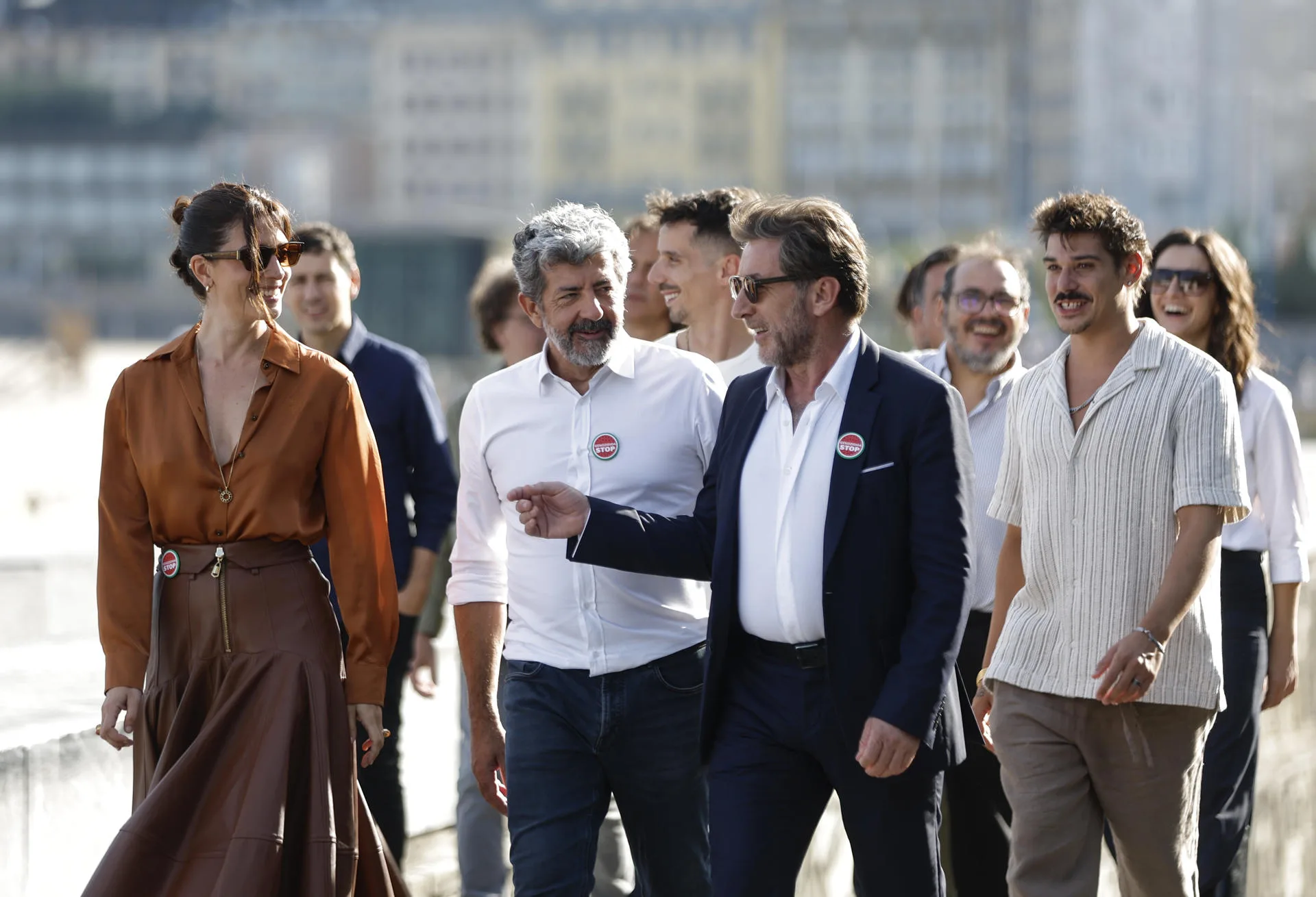 El realizador, Alberto Rodríguez (c), posa junto a los actores, Antonio de la Torre (d), y Bárbara Lennie (i), durante la presentación de su película 'Los Tigres', en la Sección Oficial de la 73 edición del Festival de cine de San Sebastián.