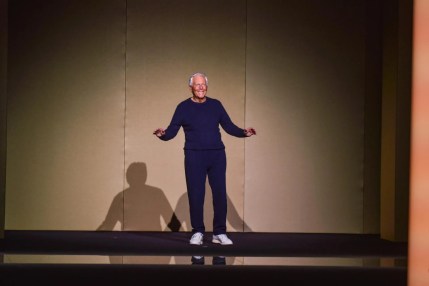 El diseñador italiano Giorgio Armani posa después de la presentación de sus creaciones de Emporio Armani durante la Semana de la Moda de Milán, en Milán, Italia, el 18 de enero de 2025. EFE/MATTEO CORNER