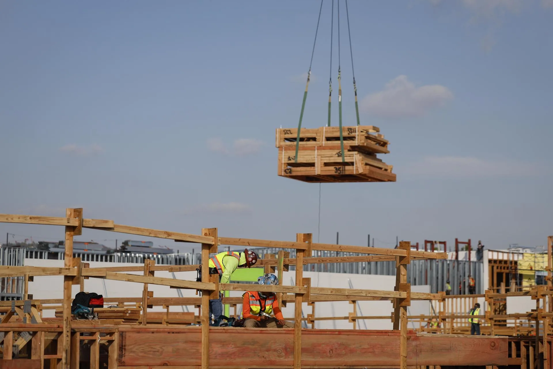 Obreros de la construcción trabajan en una obra de apartamentos en Los Ángeles, California, EE.UU., en una imagen de archivo. EFE/CAROLINE BREHMAN
