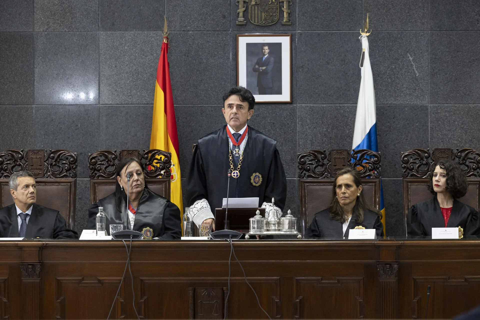 El presidente del Tribunal Superior de Justicia de Canarias, Juan Luis Lorenzo (c), interviene en el acto de apertura oficial del Año Judicial en las islas, en Las Palmas de Gran Canaria. EFE/Quique Curbelo