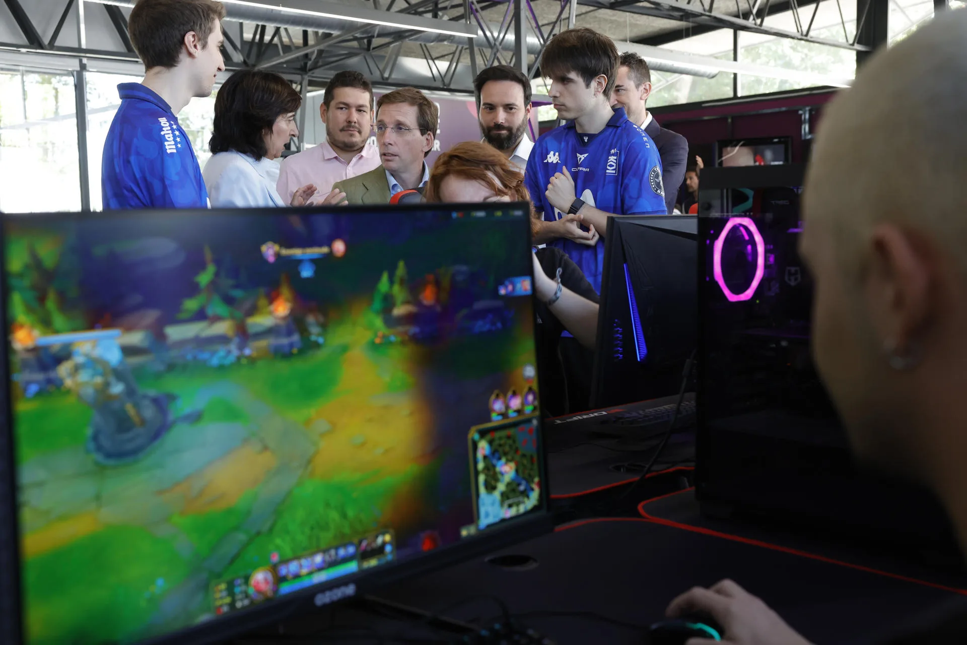 El alcalde de Madrid, José Luis Martínez-Almeida (c) visita el Madrid In Game Campus del Videojuego Experience Center. EFE/Zipi